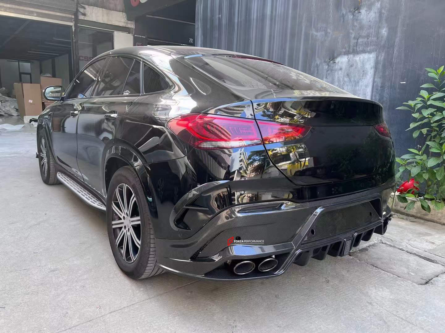 CARBON BODY KIT FOR MERCEDES BENZ GLE COUPE C167

Set includes:

Front lip
Front Canards

Rear Roof Spoiler

Rear Bumper with exhaust tips
Rear Side Canards
Side Fenders
Side Skirts

MATERIAL: Carbon

Payment ►
Visa

Mastercard

PayPal with a credit card (add 4.4% at checkout)
Payoneer
Cryptocurrency
Shipment ►
By express DHL/UPS/TNT/FedEx
To the local international airport
Special line by air
Special line by the sea
To Europe and the UK by train

Please let us know which shipping option you prefer.