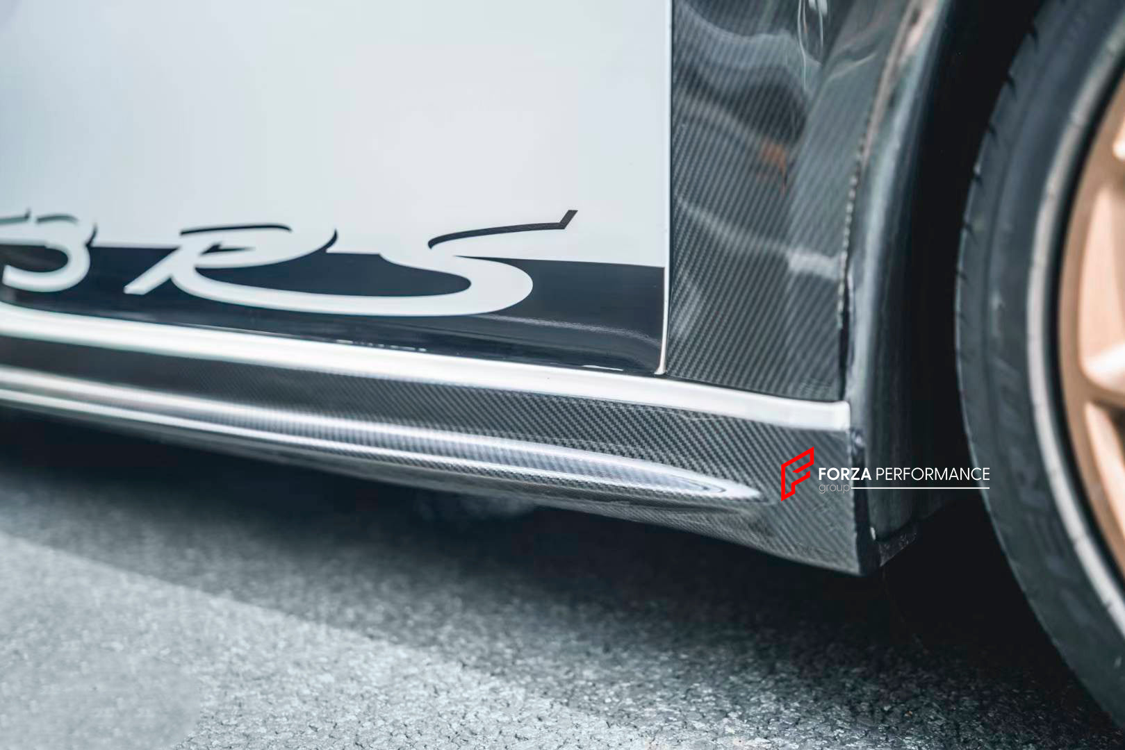 GT3 RS CARBON BODY KIT for PORSCHE 911 CARRERA 991.2 2015 - 2020

Set includes:
Front Lip
Front Bumper
Hood / Bonnet
Front Fenders
Side Skirts
Rear Spoiler
Rear Bumper
Rear Diffuser

Material: Carbon Fiber

* Each part of this kit can be sent separately. Please contact us if you need a specific part.