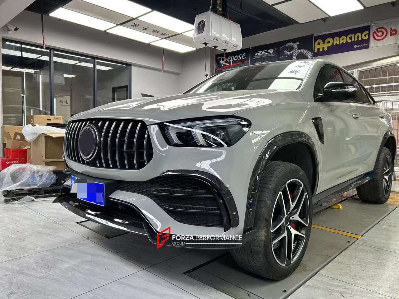 CARBON BODY KIT FOR MERCEDES BENZ GLE COUPE C167

Set includes:

Front lip
Front Canards

Rear Roof Spoiler

Rear Bumper with exhaust tips
Rear Side Canards
Side Fenders
Side Skirts

MATERIAL: Carbon

Payment ►
Visa

Mastercard

PayPal with a credit card (add 4.4% at checkout)
Payoneer
Cryptocurrency
Shipment ►
By express DHL/UPS/TNT/FedEx
To the local international airport
Special line by air
Special line by the sea
To Europe and the UK by train

Please let us know which shipping option you prefer.