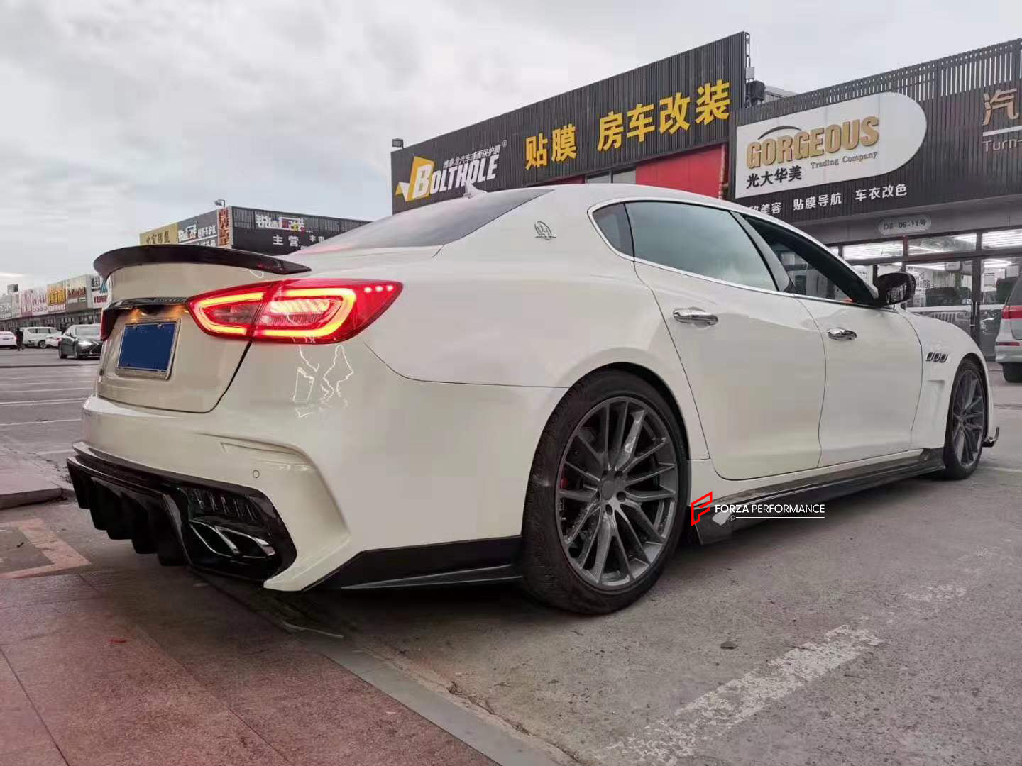 CARBON BODY KIT FOR MASERATI QUATTROPORTE 2013+  Set includes:  Front Bumper Hood Bonnet Side Fenders Side skirts Rear Bumper Spoiler Material: Carbon + Fiberglass