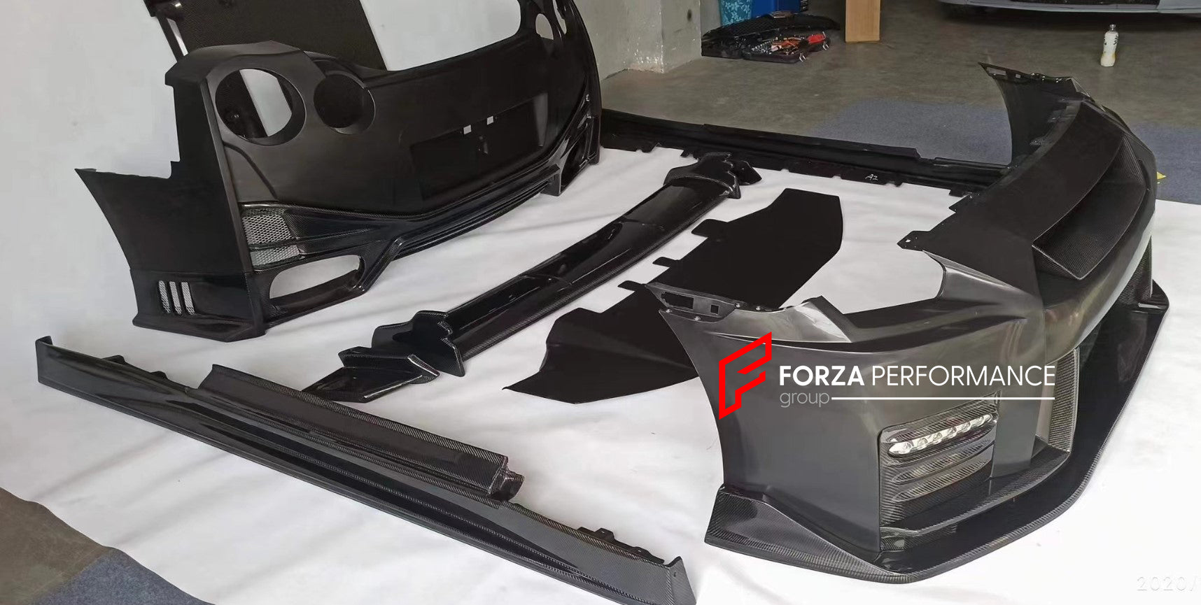 CONVERSION BODY KIT for NISSAN GT-R R35 2007 - 2016 UPGRADE to NISMO FACELIFT

Set includes:

Front Bumper
Front Fenders

Front Grille
Hood
Side Skirts
Rear Vents
Rear Bumper
Rear Spoiler

Material: Carbon Fiber + Plastic

NOTE: Professional installation is required