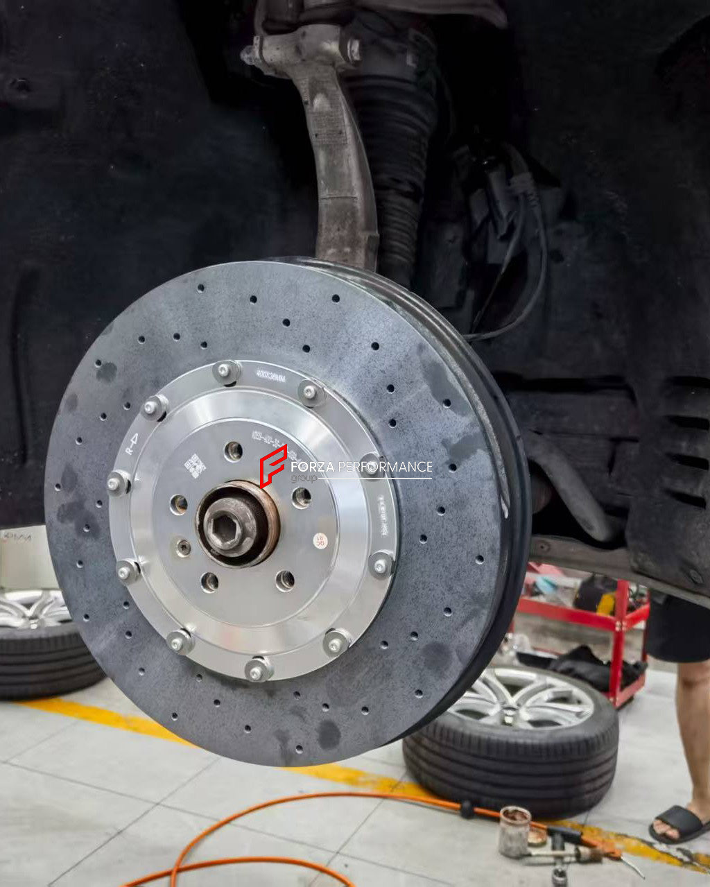 REPLACEMENT CCB CARBON CERAMIC BRAKE DISK ROTORS for AUDI S8 D4 2012 - 2014

Forza Performance Group offers various types of big brake kits, all types of aftermarket brake calipers, as well as genuine original brands of all types, such as AP Racing, Brembo, Akebono, AMG, M Performance, Audi, Porsche, Lamborghini, Toyota TRD, etc.

In the photos above you can see an installed Forza Performance Group set of carbon ceramic discs for the AUDI S8 D4 2012 - 2014 with 400mm/370mm brake rotors.

Material: Carbon Ce