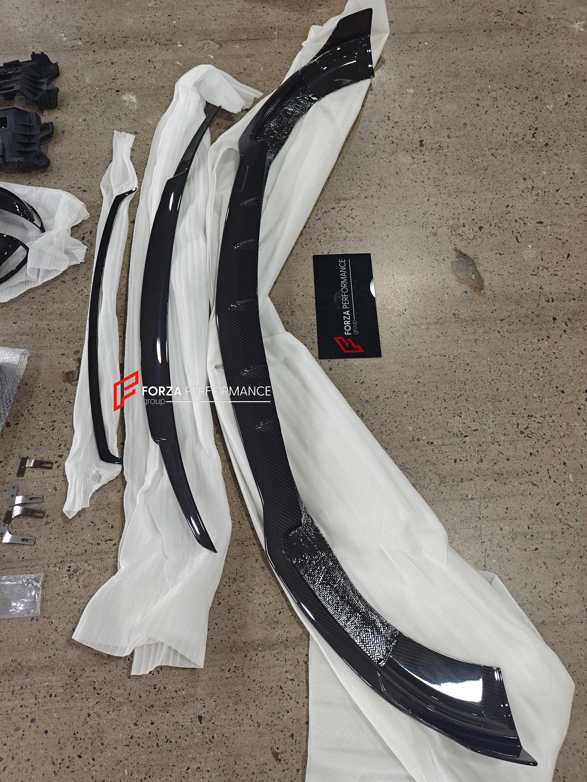 ROCKET 900 Carbon Body Kit For Mercedes Benz E Class E63 AMG W213 2017-2020  Set include:   Front Lip Front Bumper Air Vents Mirror Covers Engine Cover Exhasut Tips Rear Diffuser With LED Light Rear Spoiler/Wing Material: Carbon  NOTE: Professional installation is required