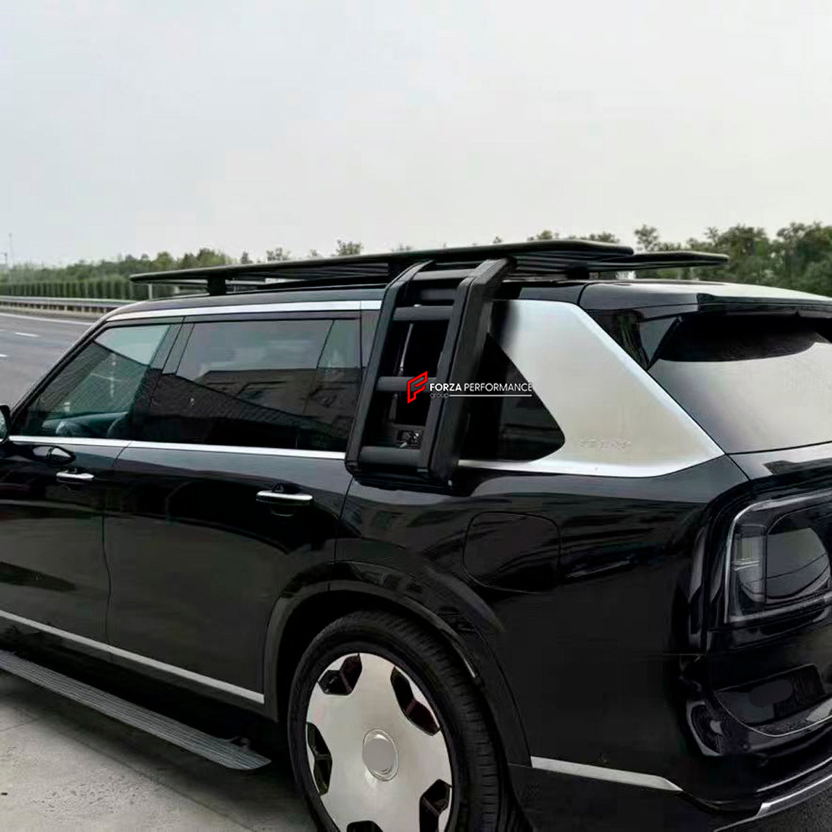 ROOF RACK BAR LUGGAGE WITH LADDER for Zeekr 9X 2025+
Set includes:

Roof Rack
Rear Ladder
Material: Aluminium

NOTE: Professional installation is required.