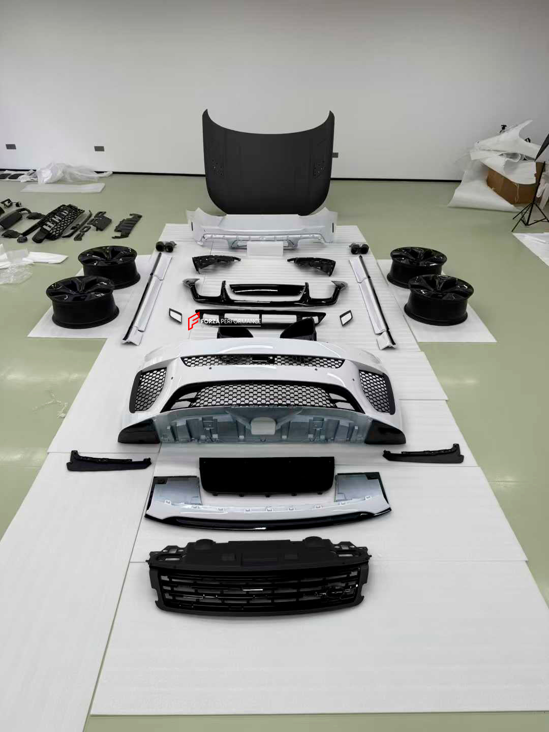 SV DRY CARBON BODY KIT for LAND ROVER RANGE ROVER SPORT L461 2022+

Set includes:


Front Lip
Front Bumper Assembly

Front Grille
Hood / Bonnet
Side Skirts
Roof Spoiler
Rear Bumper
Rear Diffuser
Exhaust Tips

Additionally: for an extra price you can order a set of forged wheels from us.

Material: Carbon Fiber