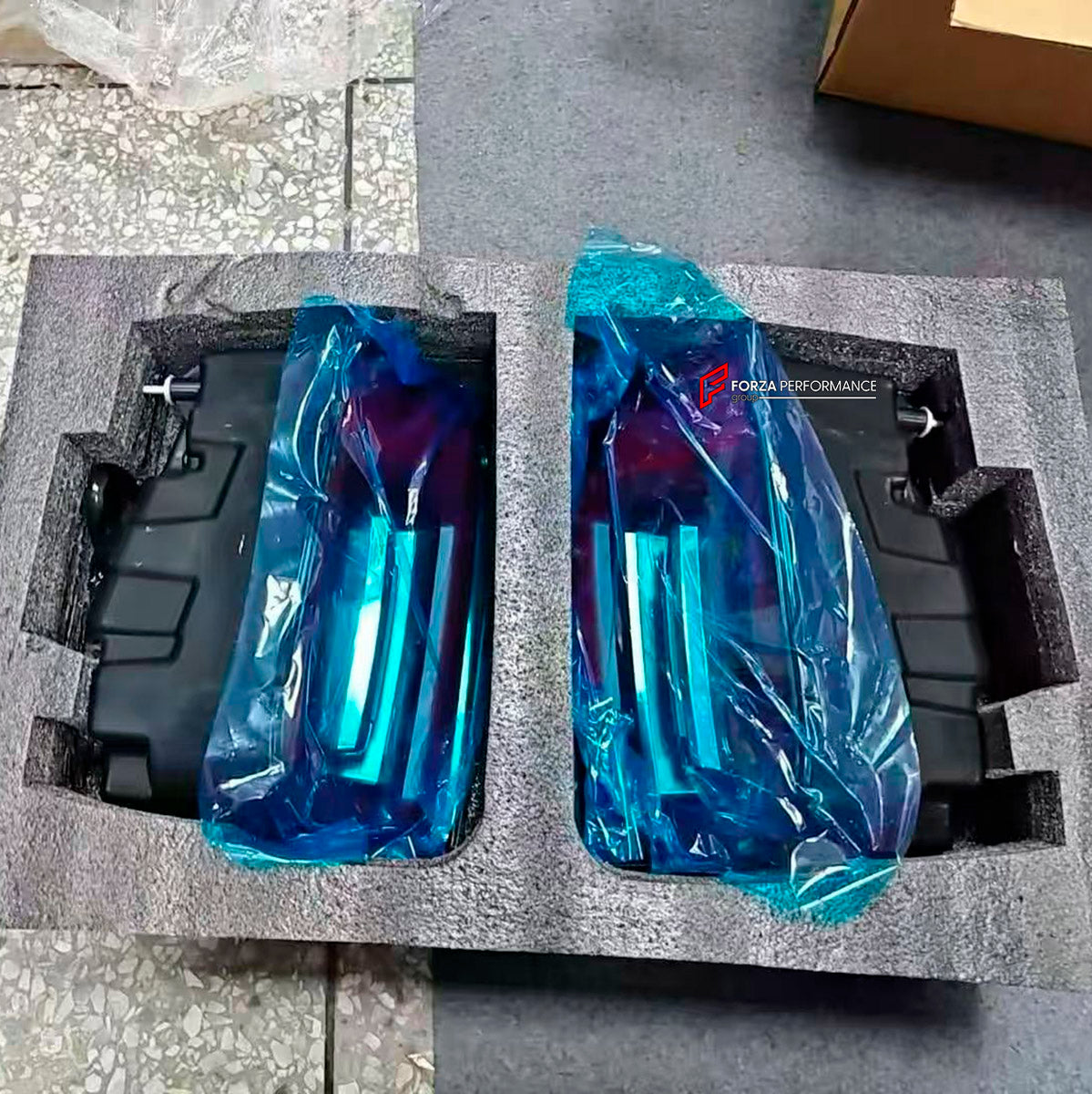 Tail Lights for Rolls Royce Cullinan Series II Facelift 2025+
Set includes:

Tail Lights
Material: Plastic

NOTE: Professional installation is required.
