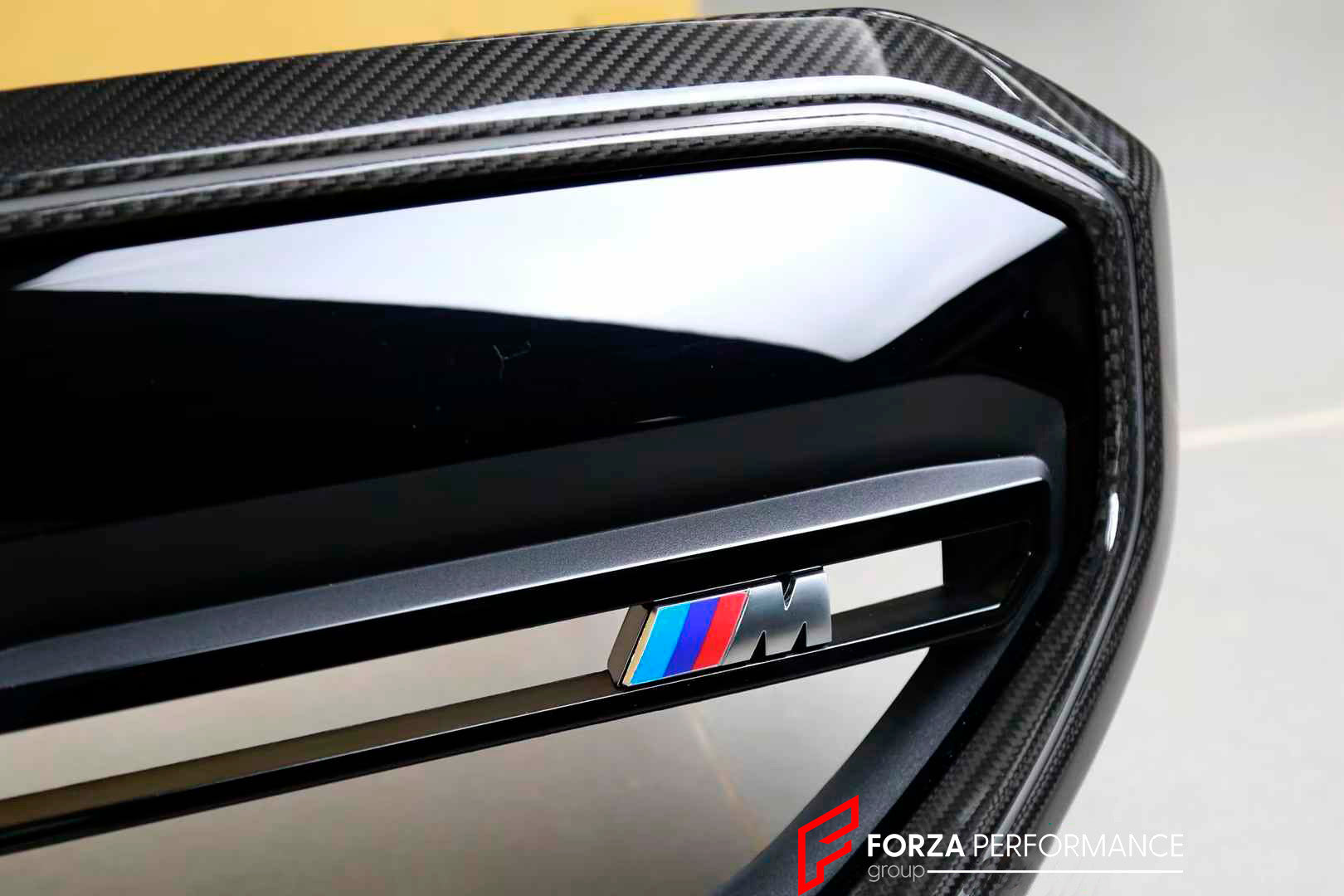 UPGRADE DRY CARBON FRONT GRILLE for BMW 5 SERIES G60 G68 2023+

Set includes:


Front Grille&nbsp;


Material: Carbon Fiber with Plastic

Note: Professional installation is required.