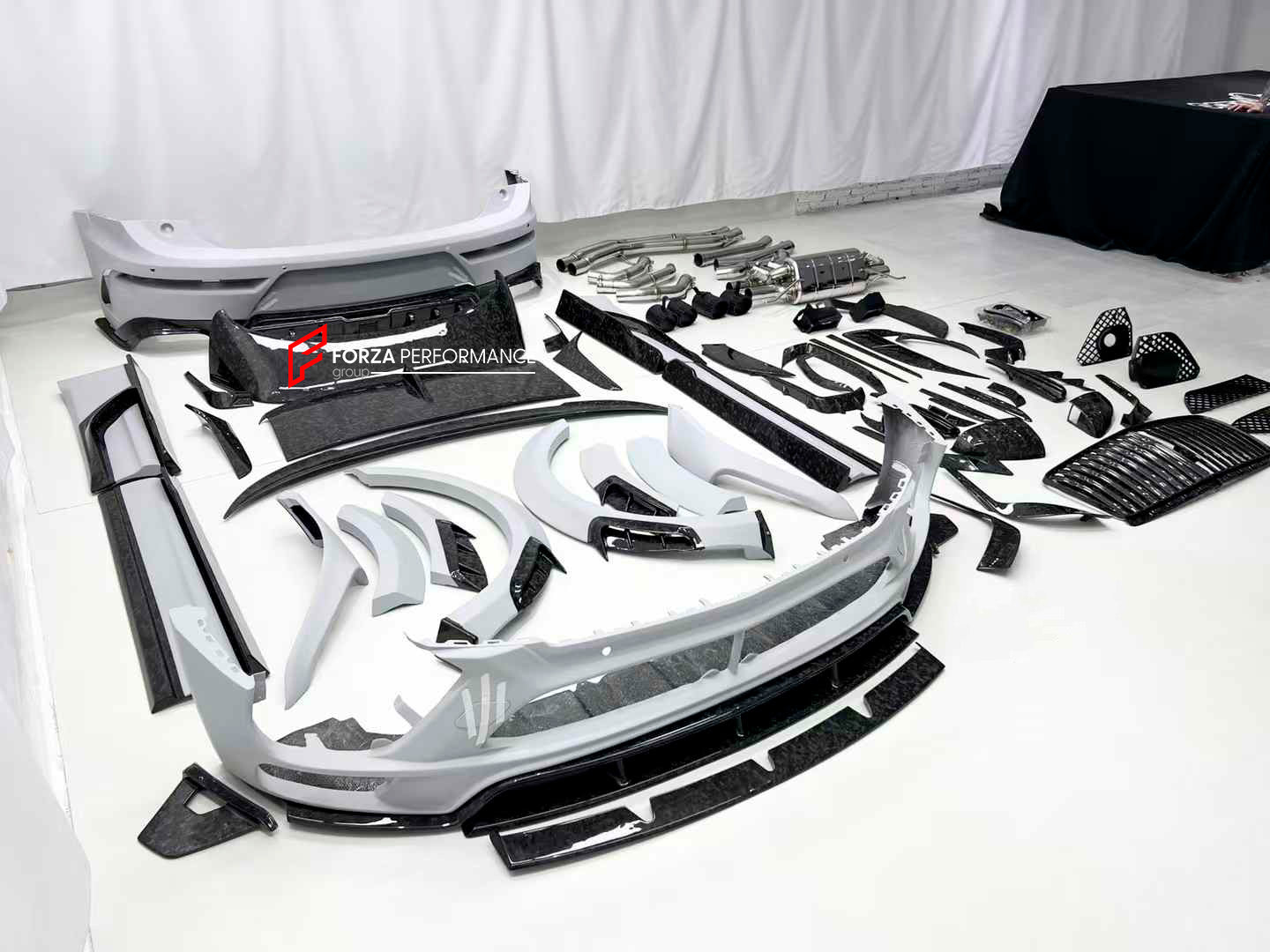 WIDE CARBON BODY KIT FOR BENTLEY BENTAYGA W12 2020+

Set includes:

Front bumper assembly
Hood / Bonnet
Carbon Mirror Covers
Front Fender Flares
Side Skirts
Roof Spoiler
Rear Spoiler
Rear Fender Flares
Rear Bumper Assembly

Rear Diffuser

Material: Dry carbon

NOTE: Professional installation is required.