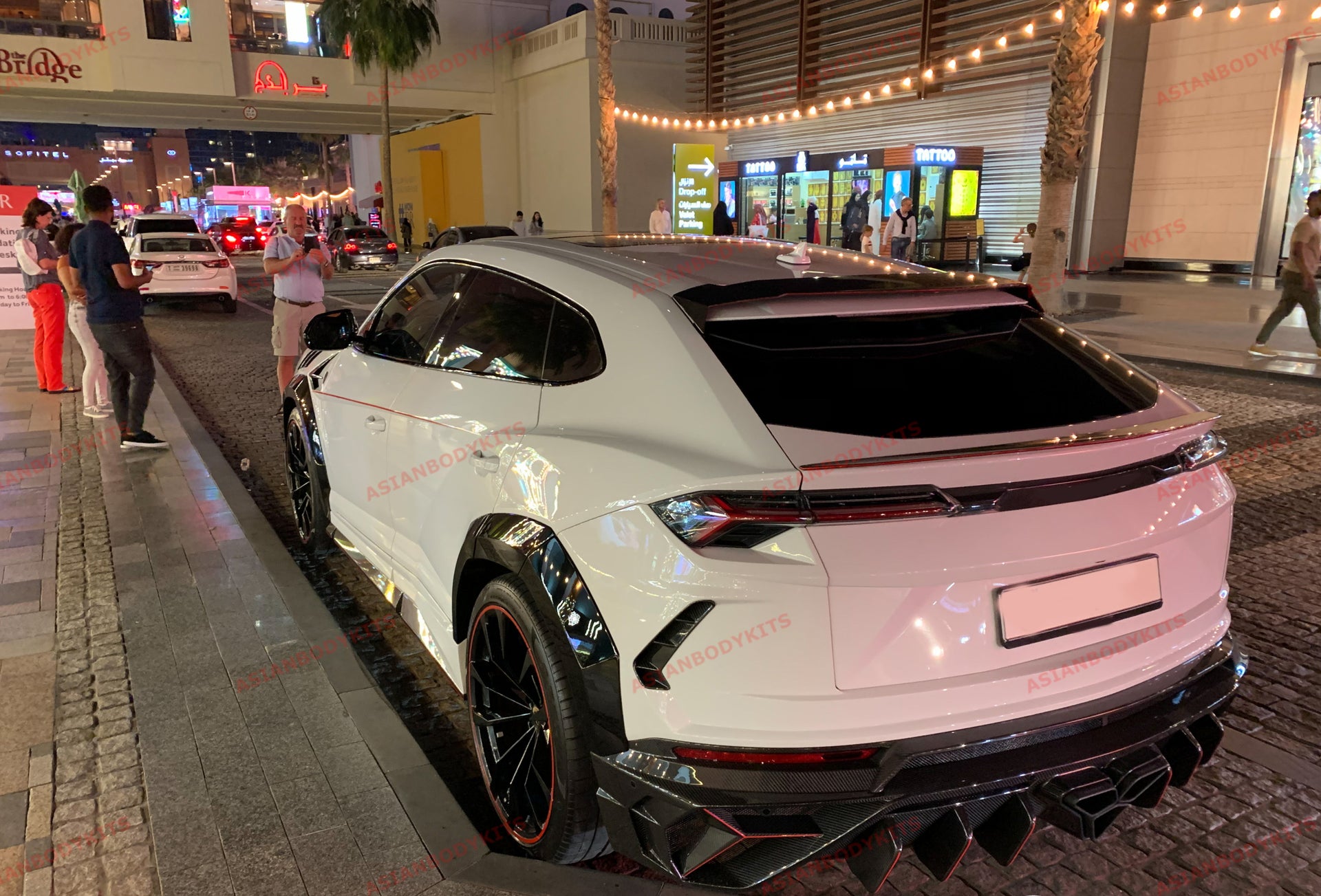 DRY CARBON FIBER TRUNK PANEL BETWEEN TAIL LIGHTS for LAMBORGHINI URUS 2018+ - Forza Performance Group