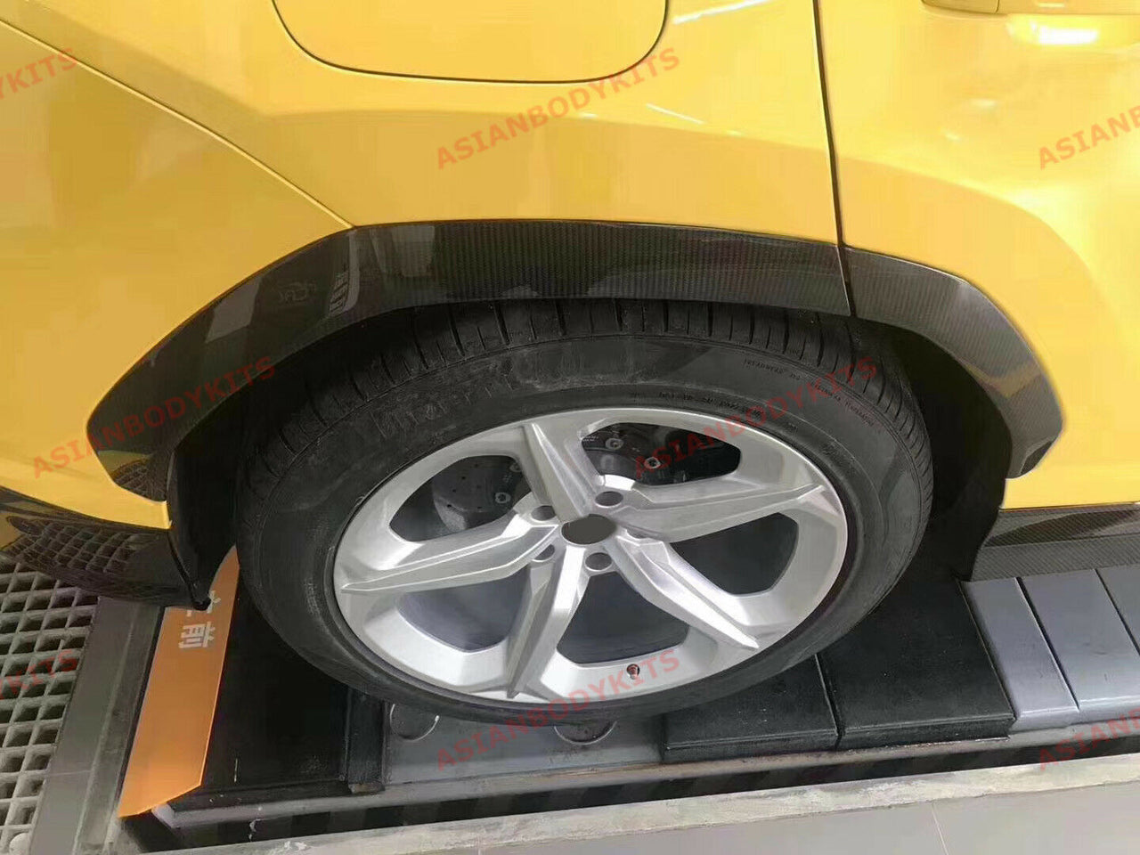 DRY CARBON FENDER FLARES for LAMBORGHINI URUS 2018+