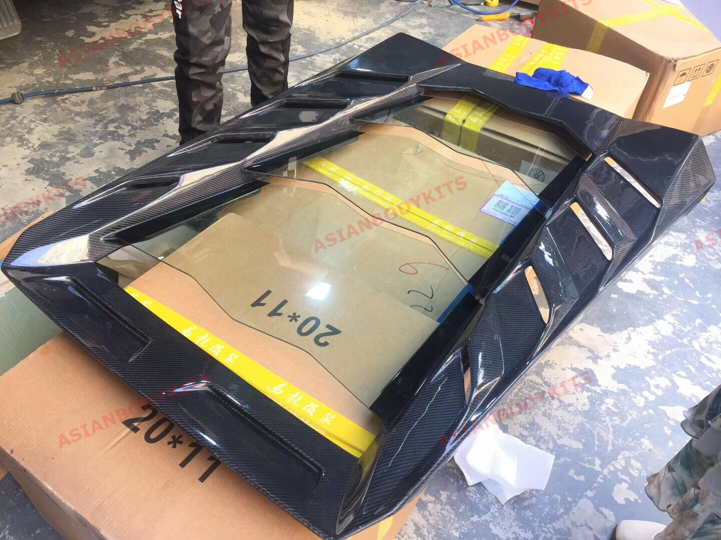 MANSORY CARBON REAR TRUNK ENGINE HOOD BONNET COVER for LAMBORGHINI HURACAN LP610 LP 580 2014-2020  Set include:  Carbon rear engine cover frame Tempered glass panels 3 pcs Production time: 15 days  Material: Real CARBON FIBER with GLASS  IMPORTANT: When purchase, please inform us if you want a gloss or matte carbon finish  NOTE: Professional installation is required. NOT COMPATIBLE with SPYDER