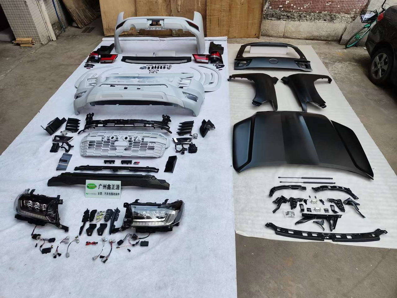 Toyota Land Cruiser 200 body kit convert to LC 300 GR Style model