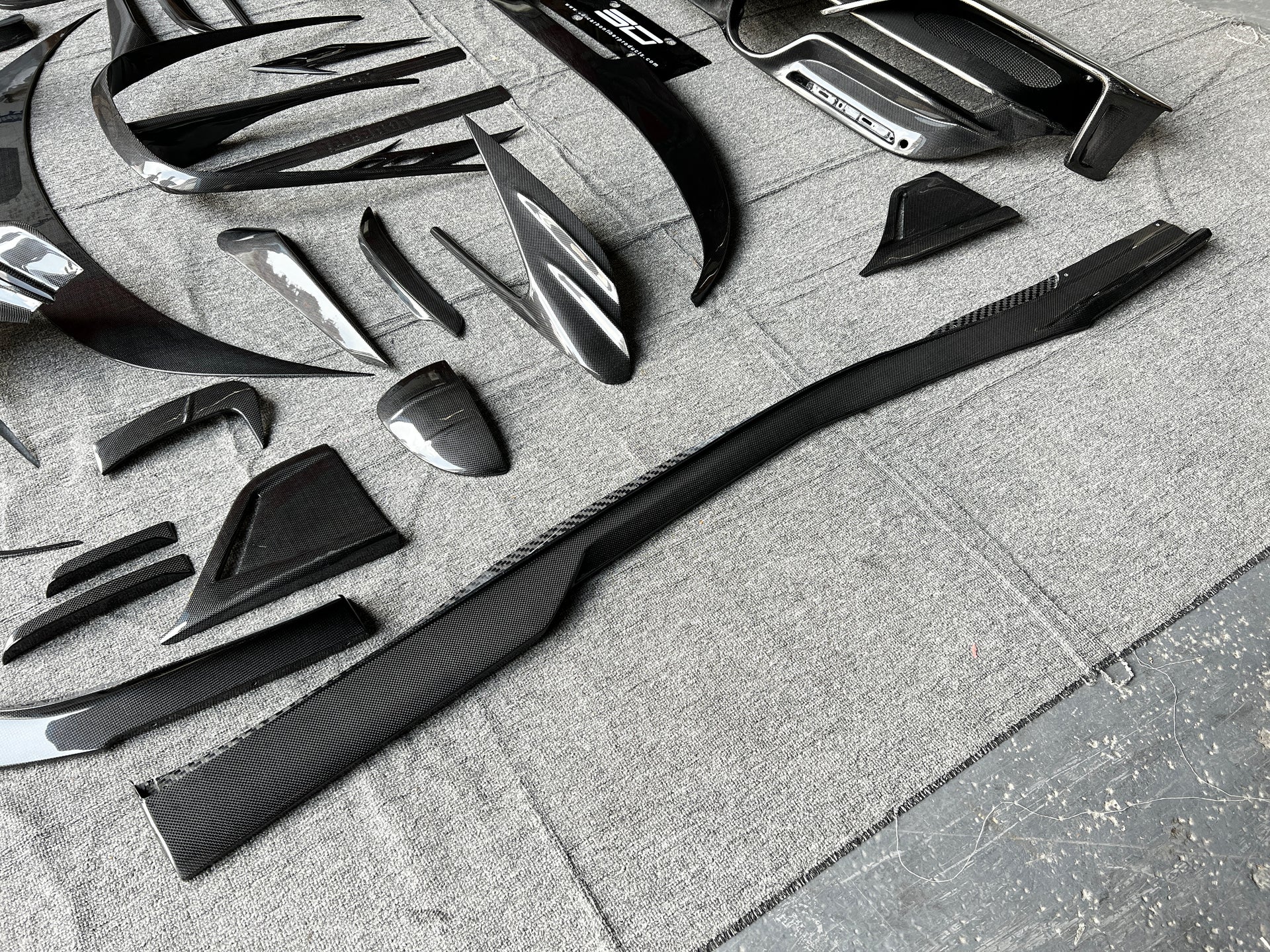 MANSORY STYLE CARBON BODY KIT for FERRARI F8