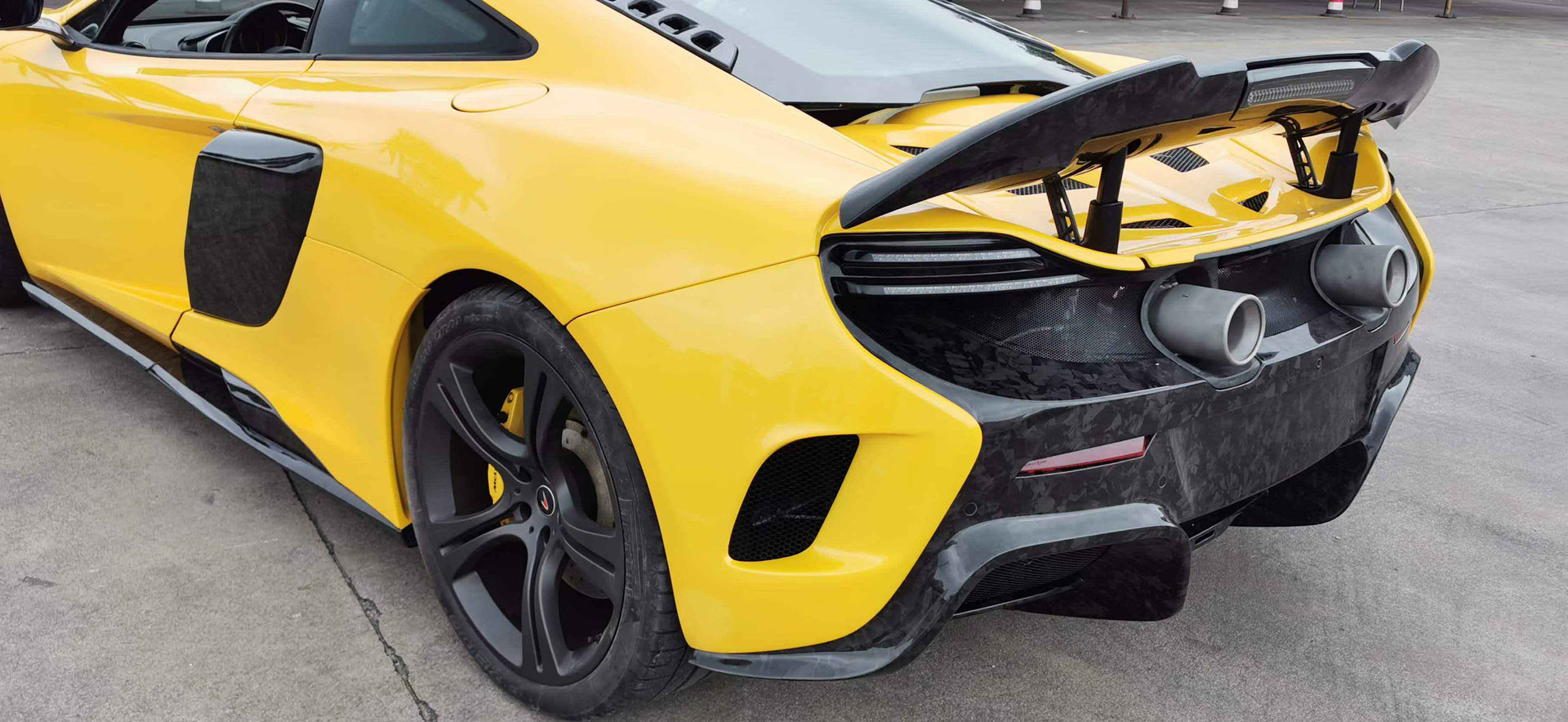 Dry carbon body-kit McLaren MP4-12C/625/650S upgrade 675LT   688 HS Set include:  Front bumper Hood  Side skirt  Fenders Rear bumper  Engine trunk    Trunk spoiler Material: Carbon Fiber