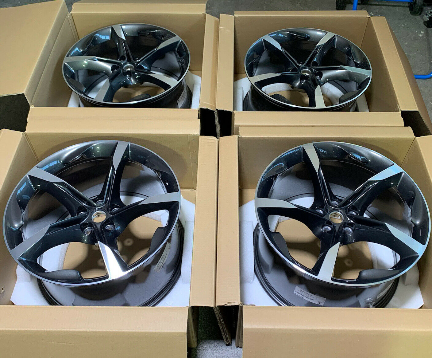 We manufacture premium quality forged wheels rims for Ferrari SF 90 SF90 in any design, size, color  Factory wheel size:  SF90 OEM specs 20 x 9.5 ET 49.9 20 x 11.5 ET 35.9