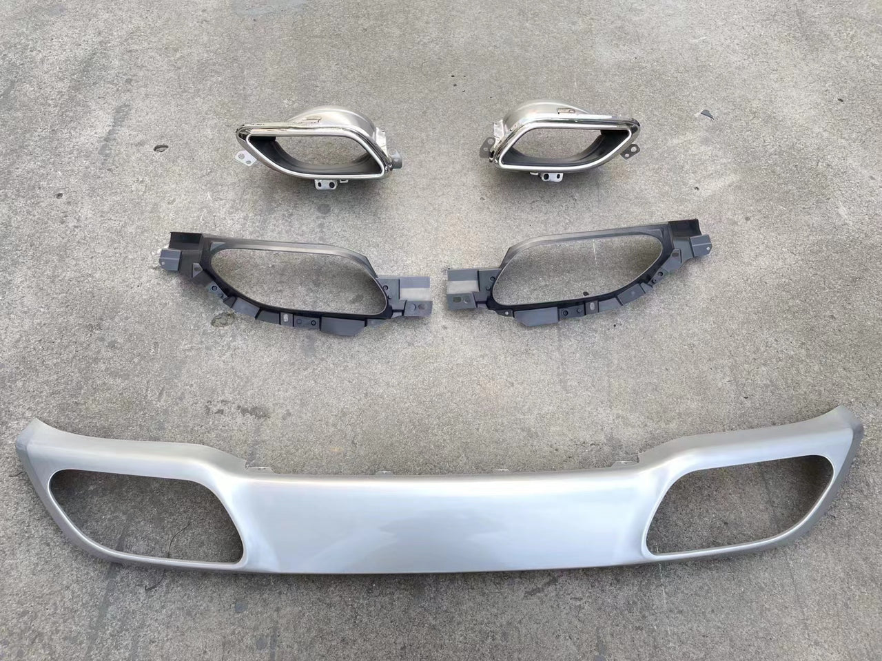 REAR DIFFUSER with EXHAUST TIPS for JAGUAR F PACE 2021+
Set includes:
Rear Diffuser with Brackets
Muffler Tips
Material: Plastic PP and stainless steel
Color of diffuser: Silver and black (Before purchase tell us which one you need)
Note: Professional installation is required. Exhaust pipes on muffler need modification