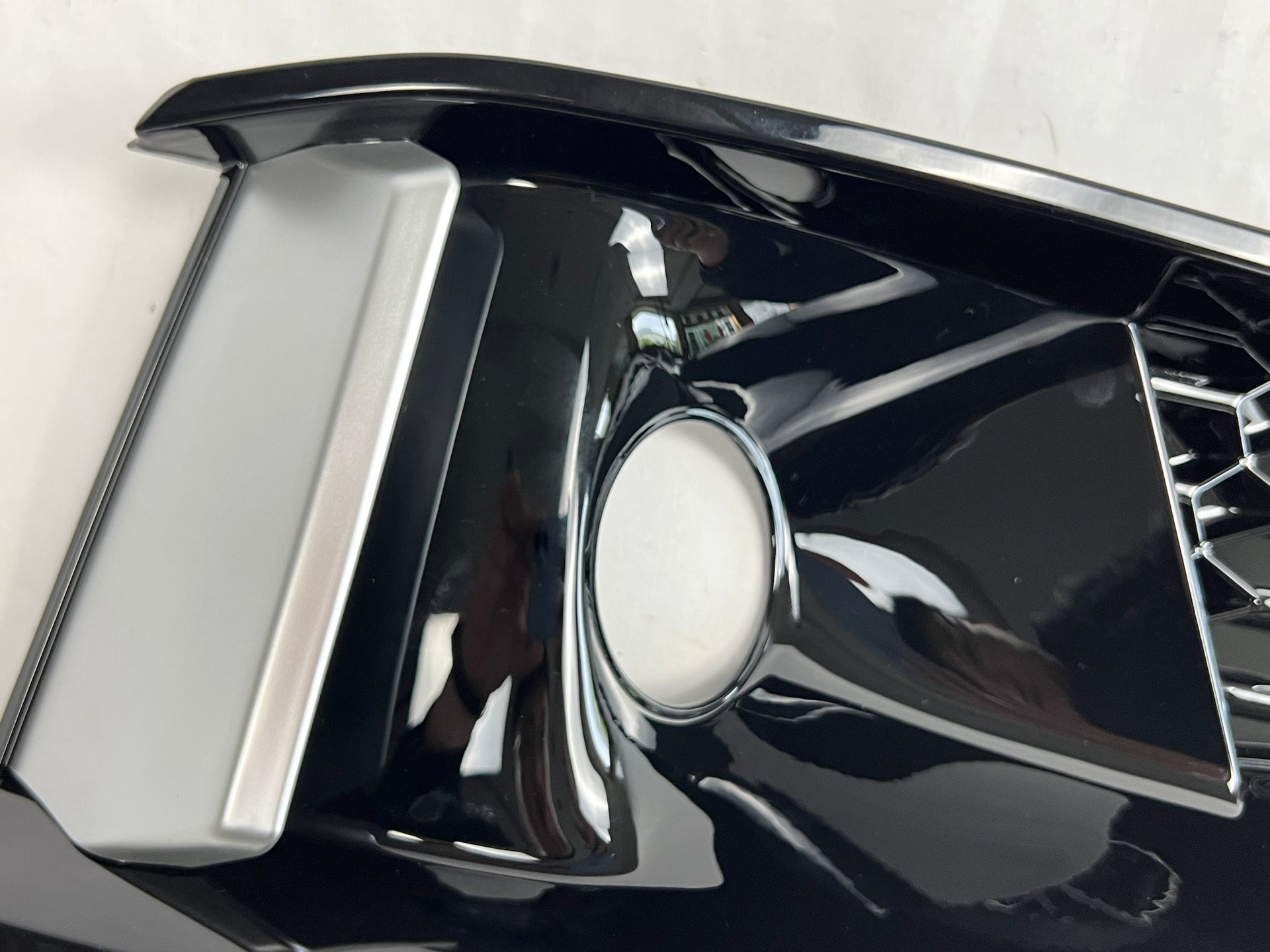 RS4 STYLE FOG LIGHTS COVER for AUDI A4 B9.5 2020+

Set includes:

Fog Lights Cover

Material: ABS+PP Plastic

NOTE: Professional installation is required