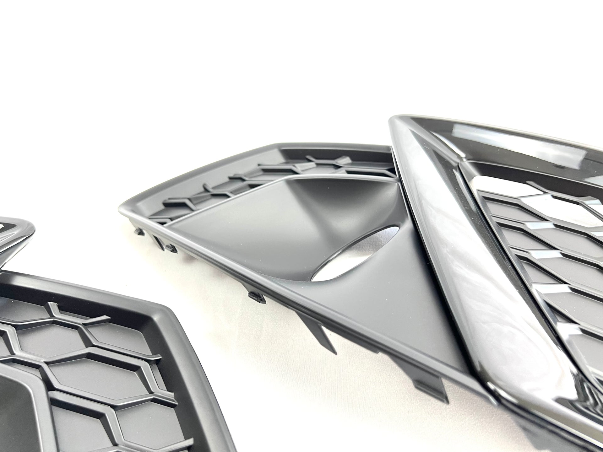 RS4 STYLE FOG LIGHTS COVER for AUDI A4 B9.5 2020+

Set includes:

Fog Lights Cover

Material: ABS+PP Plastic

NOTE: Professional installation is required