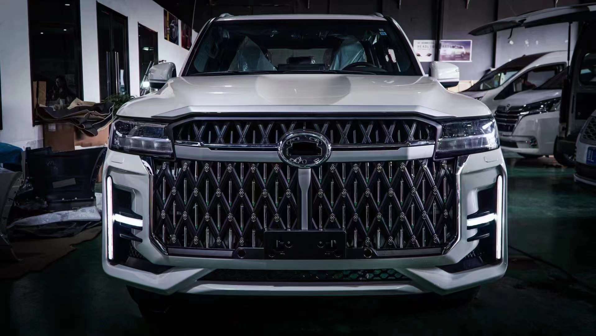 NEW VOGUE BODY KIT FOR TOYOTA LAND CRUISER 300 LC300 2021+ Full Body Kit For Toyota Land Cruiser 300 LC 300 2021+  Set include:  Front bumper  Front Grille Rear bumper exhaust tips Material: FiberGlass