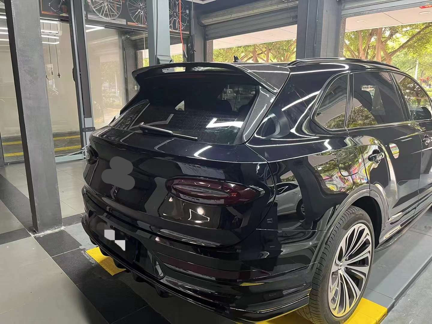 CARBON BODY KIT for BENTLEY BENTAYGA 2020+  Set includes:  Front Lip Side Skirts Rear Diffuser Spoiler