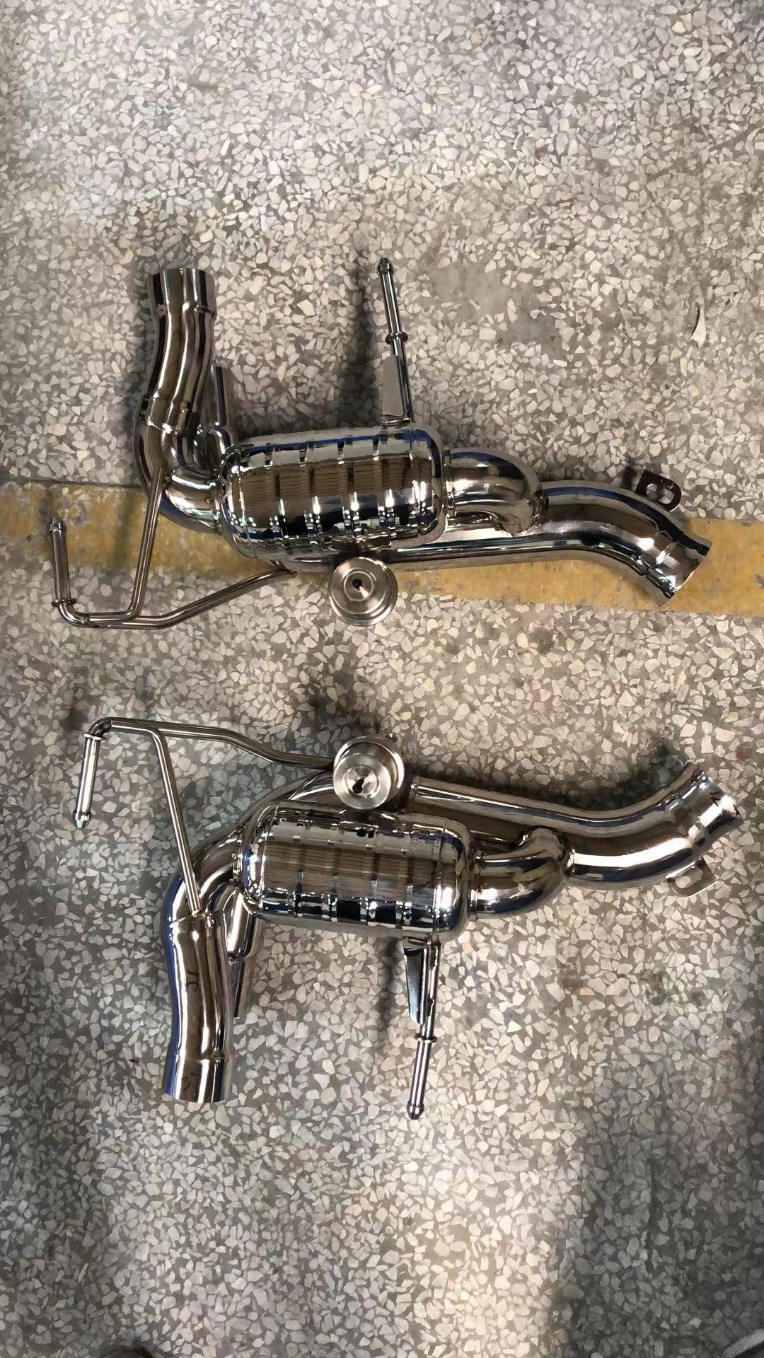 Aggressive Sporty Sound Valved Exhaust System with Mufflers for Ferrari California 2008 - 2014 (Engine: 4.3)  Set include:  Mufflers Valves
