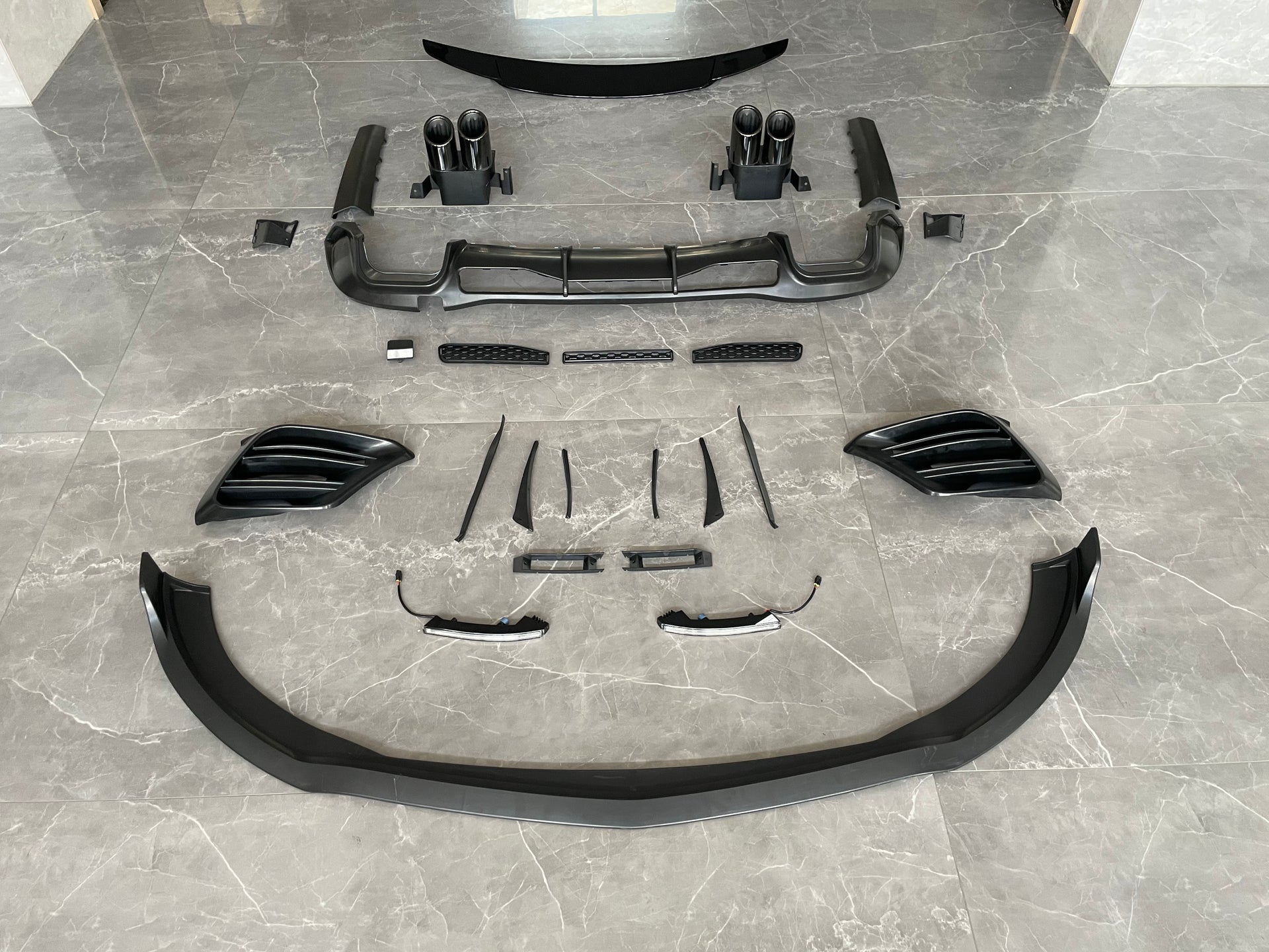 BODY KIT FOR MERCEDES BENZ S CLASS W223 2021+

Set includes:

Front Lip
Front Bumper Splitters
Spoiler
Rear Diffuser With Exhaust Tips

Material: Plastic PP

Note: Professional installation is required