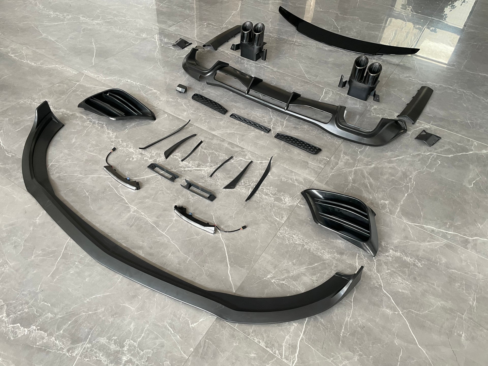 BODY KIT FOR MERCEDES BENZ S CLASS W223 2021+

Set includes:

Front Lip
Front Bumper Splitters
Spoiler
Rear Diffuser With Exhaust Tips

Material: Plastic PP

Note: Professional installation is required