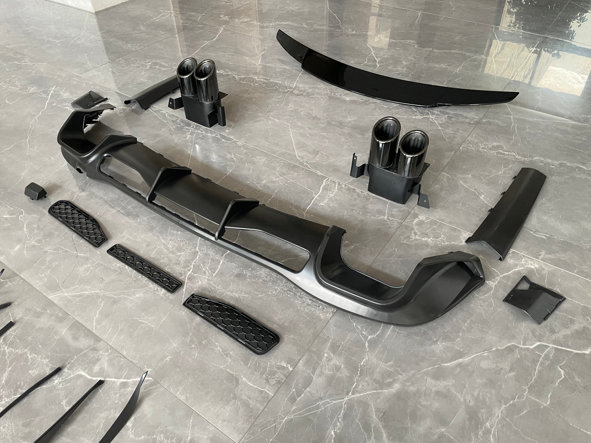 BODY KIT FOR MERCEDES BENZ S CLASS W223 2021+

Set includes:

Front Lip
Front Bumper Splitters
Spoiler
Rear Diffuser With Exhaust Tips

Material: Plastic PP

Note: Professional installation is required