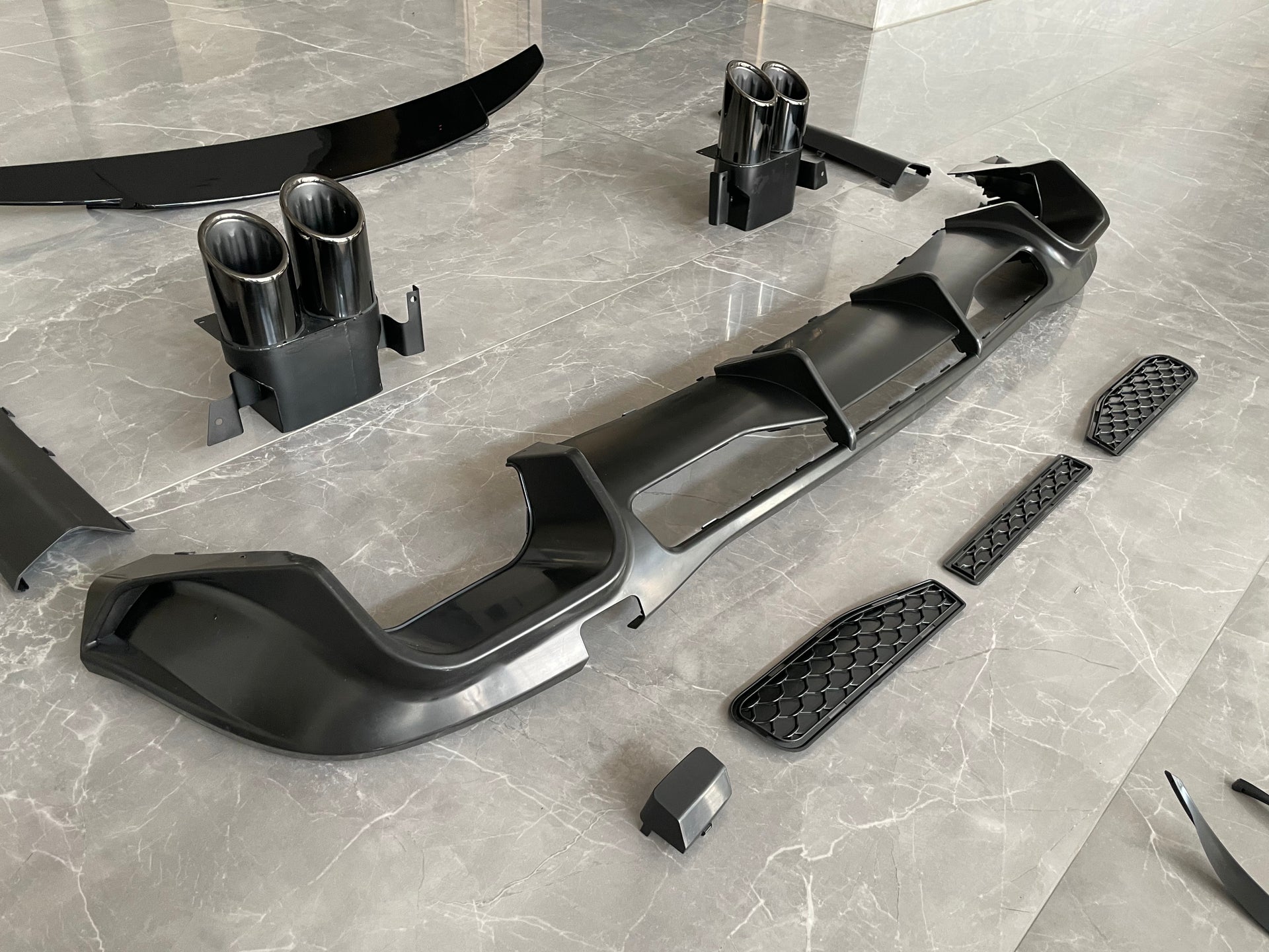 BODY KIT FOR MERCEDES BENZ S CLASS W223 2021+

Set includes:

Front Lip
Front Bumper Splitters
Spoiler
Rear Diffuser With Exhaust Tips

Material: Plastic PP

Note: Professional installation is required