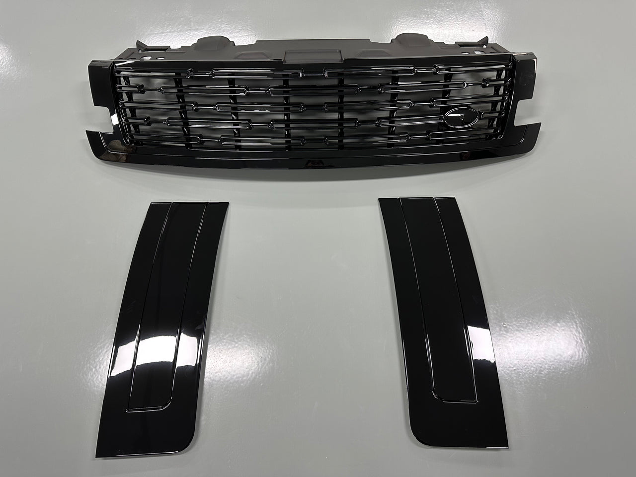 Black Trim Body Kit For New Land Rover Range Rover Vogue L460 2023  We were the first to create a body kit for the Land Rover Range Rover. The body kit is of consistently high quality. The body kit turned out to be elegant and not flashy, as it should be for a large and solid car.  Set include:  Front Grille Rear Diffuser Front Bumper Inserts Black Plaid Spoiler Material: Plastic Note: Professional installation is required