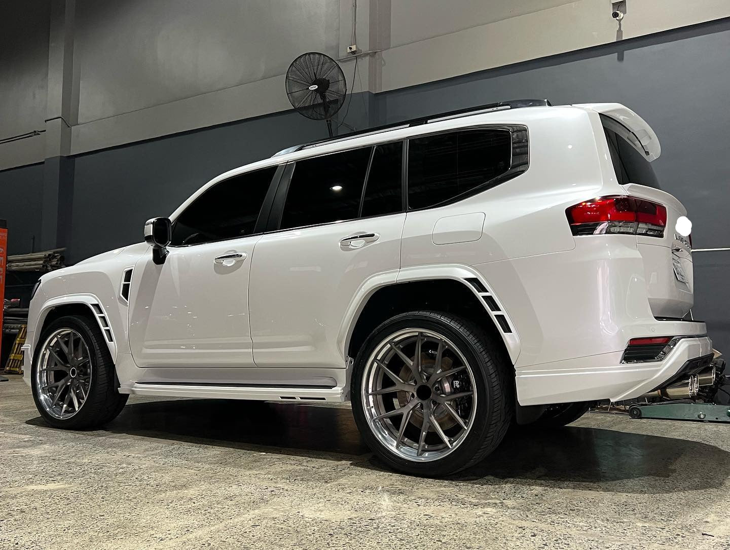 We manufacture premium quality forged wheels rims for   TOYOTA LAND CRUISER 300 LC 300 in any design, size, color.  Wheels size: 22 x 9.5  PCD: 6 X 139.7  CB: 95.1  Forged wheels can be produced in any wheel specs by your inquiries and we can provide our specs