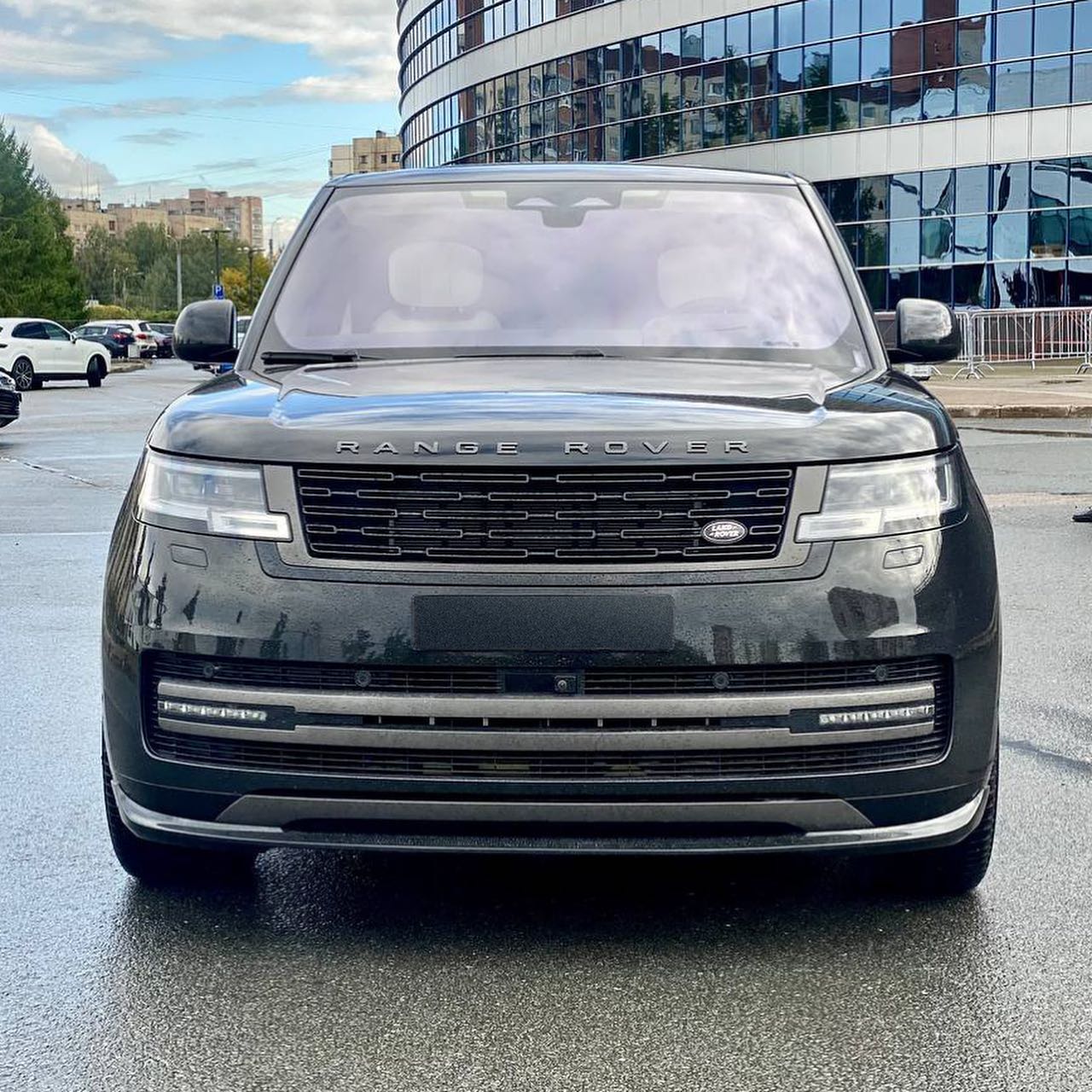 RONIN PARADIGM Carbon Black Night Aero Body Kit For New Land Rover Range Rover L460 2023  We were the first to create a body kit for the Land Rover Range Rover. The body kit is of consistently high quality. The body kit turned out to be elegant and not flashy, as it should be for a large and solid car.  Set include:  Front Lip Rear Diffuser Roof Spoiler Trunk Spoiler Material: Carbon Note: Professional installation is required