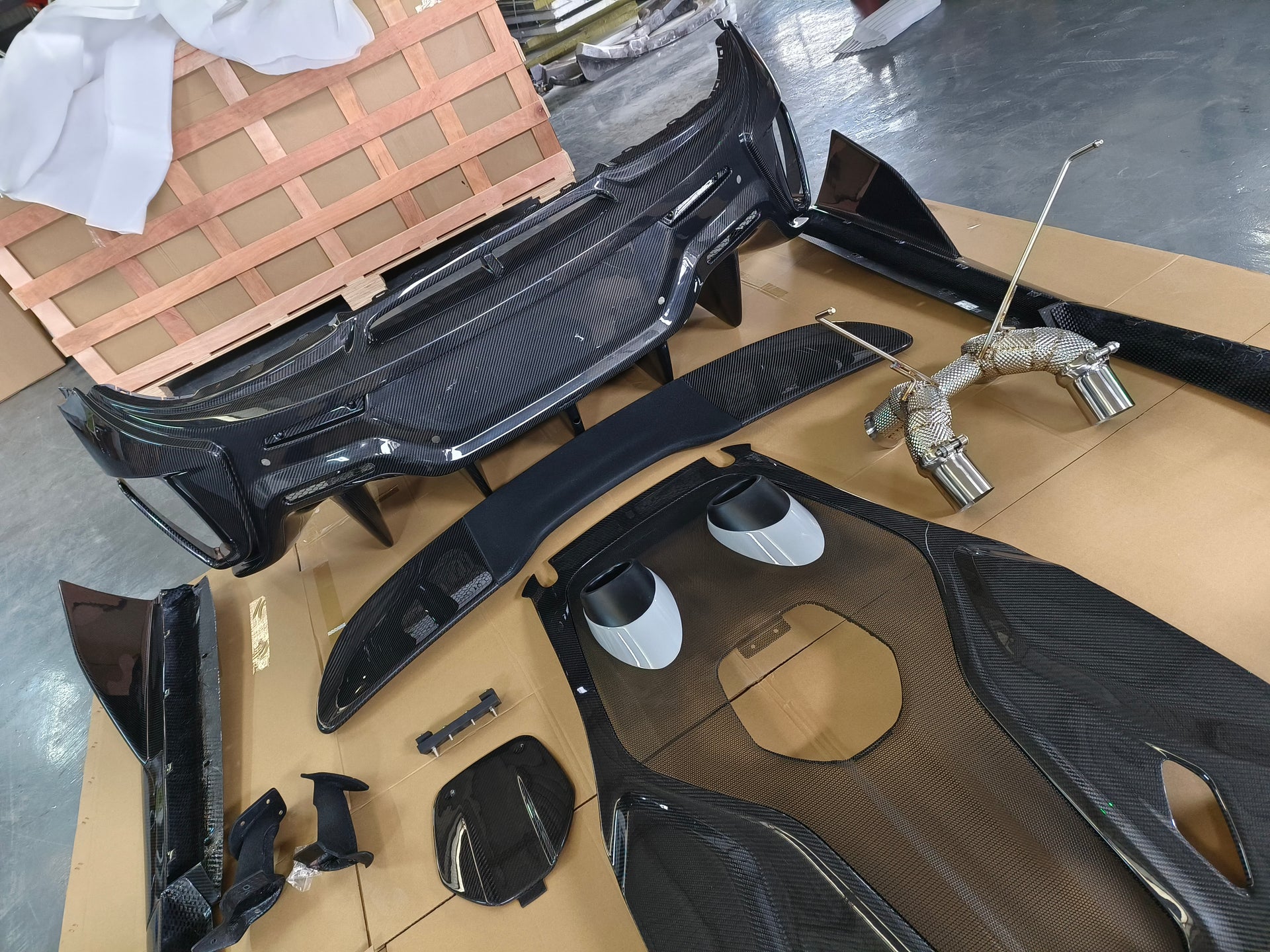 Carbon Fiber Conversion Body Kit For MCLAREN 570S 540C TO 600LT  Set Include:  Front Bumper Front Hood Rear Hood Rear Bumper Rear Spoiler Side Skirts Material: Carbon Fiber