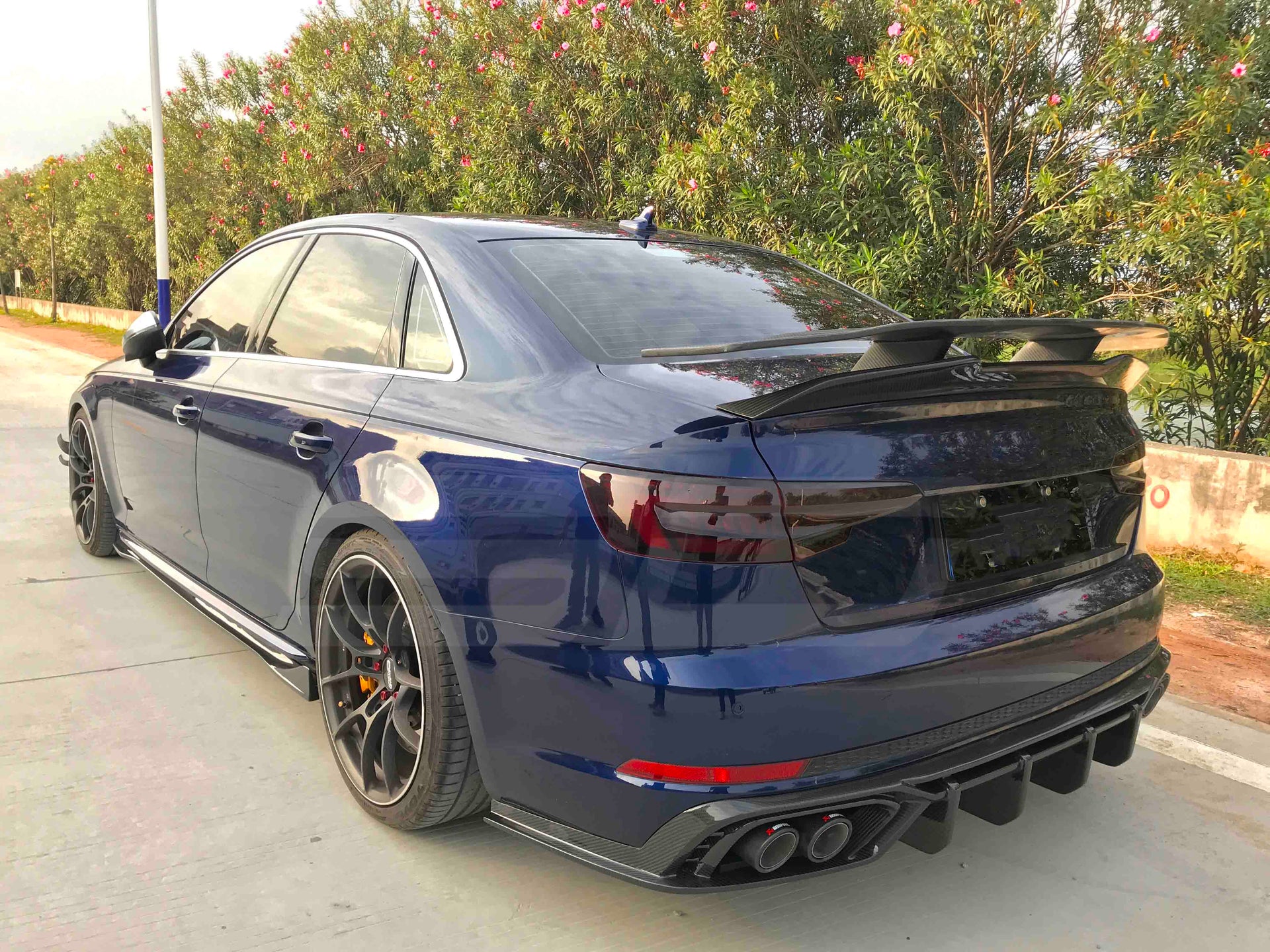 CARBON FIBER DUCKTAIL REAR SPOILER for AUDI A4 S4 B9 B9.5 2017+

Set includes:

Ducktail Rear Spoiler

Material: Carbon Fiber

NOTE: Professional installation is required