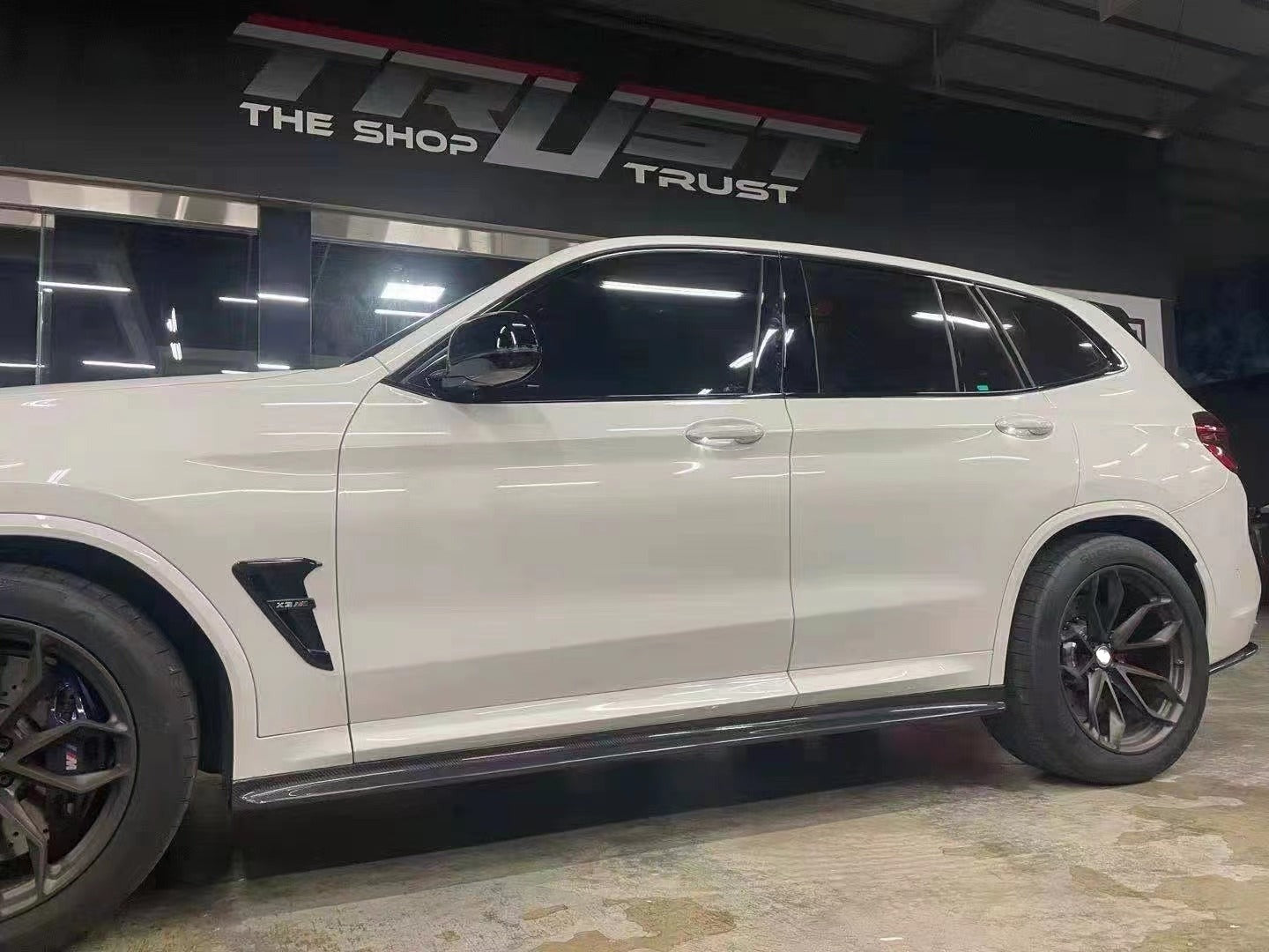Carbon Side Skirts For BMW X3/X4 G01/G02 2018-2021  Set include:  Side Skirts Material: Carbon  Note: Professional installation is required