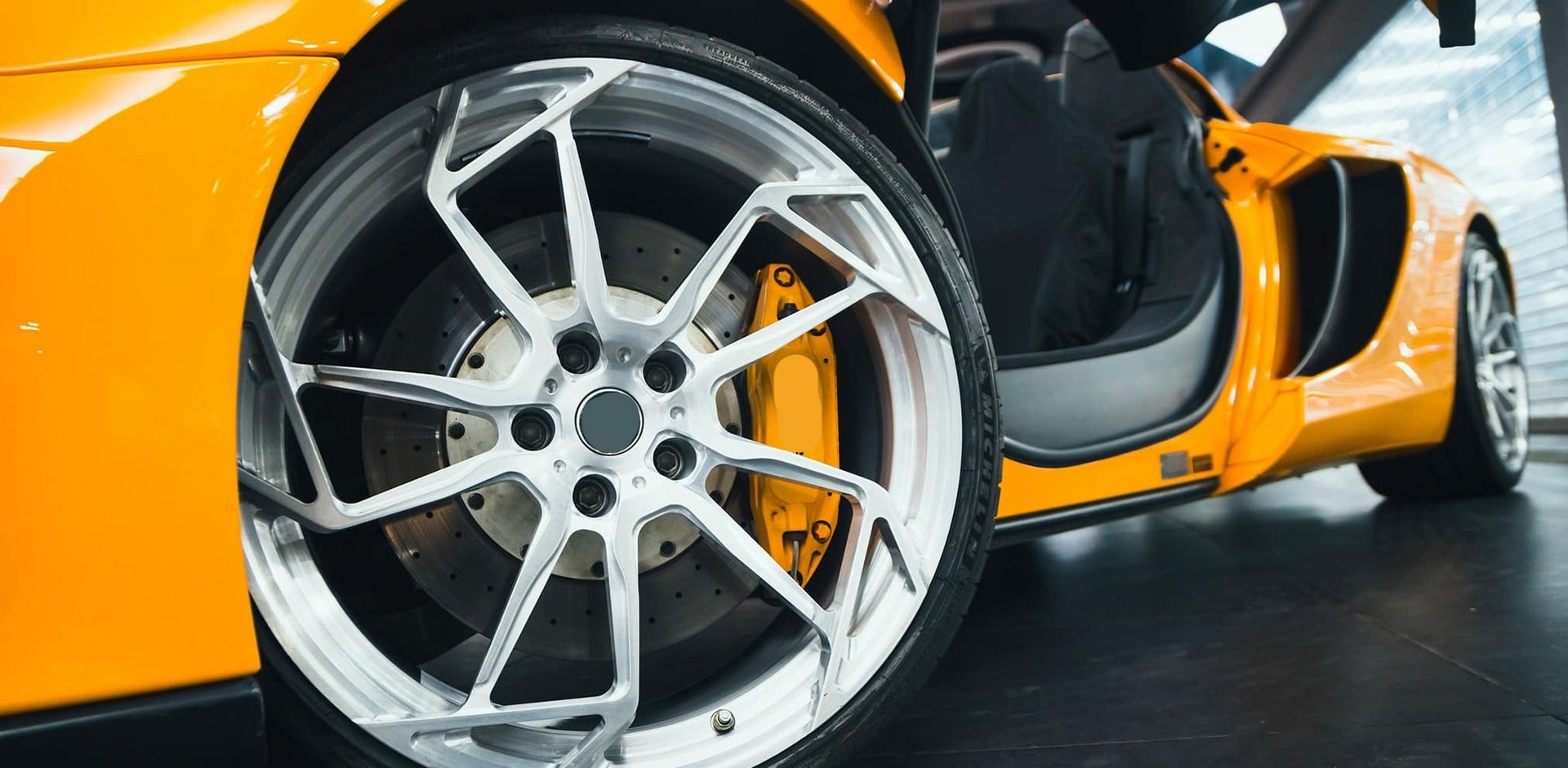 We produced premium quality forged wheels rims for  MCLAREN 650S  Our wheels sizes:   Front 20 x 9 ET 32  Rear 21 x 12.5 ET 38  Finishing: White  Forged wheels can be produced in any wheel specs by your inquiries and we can provide our specs