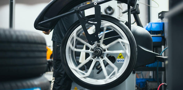 We produced premium quality forged wheels rims for  MCLAREN 650S  Our wheels sizes:   Front 20 x 9 ET 32  Rear 21 x 12.5 ET 38  Finishing: White  Forged wheels can be produced in any wheel specs by your inquiries and we can provide our specs