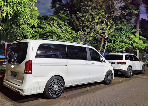 We produced premium quality forged wheels rims for  MERCEDES BENZ V CLASS  Our wheels sizes:   Front 20 x 8.5 ET 38  Rear 20 x 9.5 ET 43  Finishing: Glossy Black with Machined Face  Forged wheels can be produced in any wheel specs by your inquiries and we can provide our specs