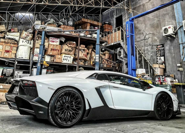 We produced premium quality forged wheels rims for  LAMBORGHINI AVENTADOR  Our wheels sizes:   Front 20 x 9 ET 32.2  Rear 21 x 13 ET 66.7  Finishing: Glossy Black  Forged wheels can be produced in any wheel specs by your inquiries and we can provide our specs