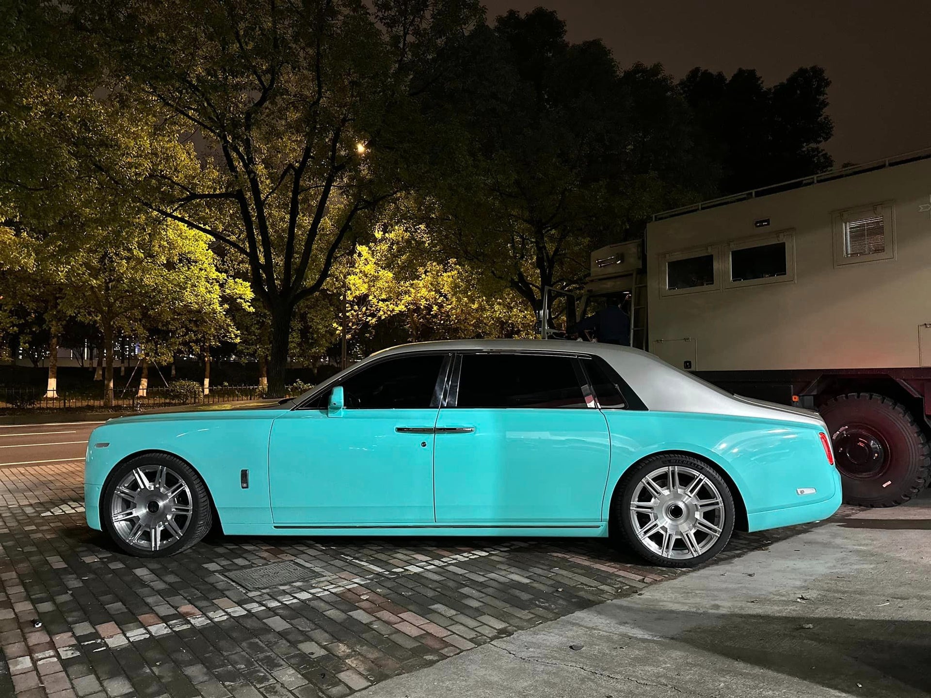 OEM We produced premium quality forged wheels rims for  ROLLS ROYCE PHANTOM VIII  Our wheels sizes:   Front 24 x 10 ET 20  Rear 24 x 10 ET 20  Finishing: Brushed  Forged wheels can be produced in any wheel specs by your inquiries and we can provide our specs
