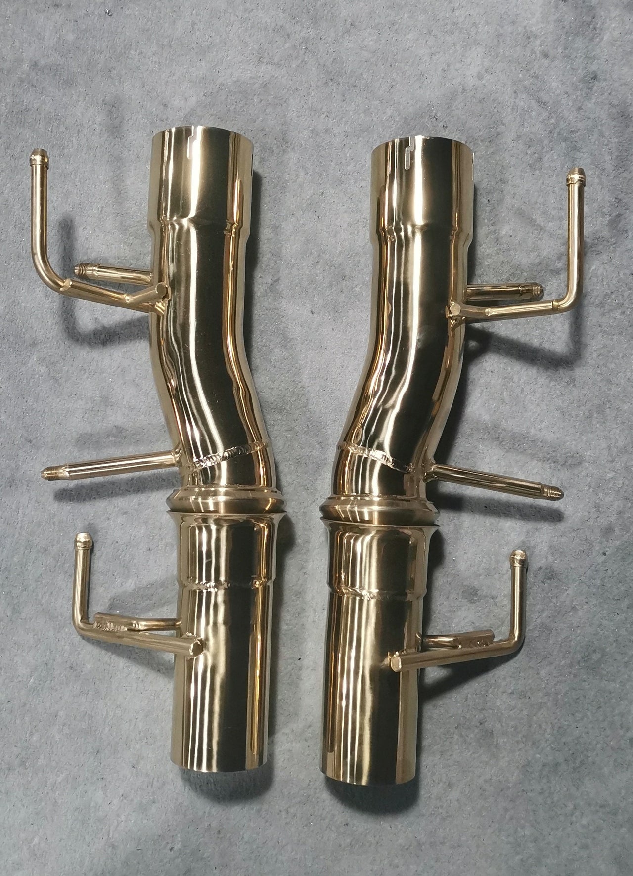 Aggressive Sporty Sound Down pipe for Ferrari SF90 Stradale 2019 - 2023 (4.0) Set include: Down Pipe Material: Stainless steel ( for an extra cost we can make titanium ) Optional: We can offer downpipe and catless downpipe Production time: 20-25 days