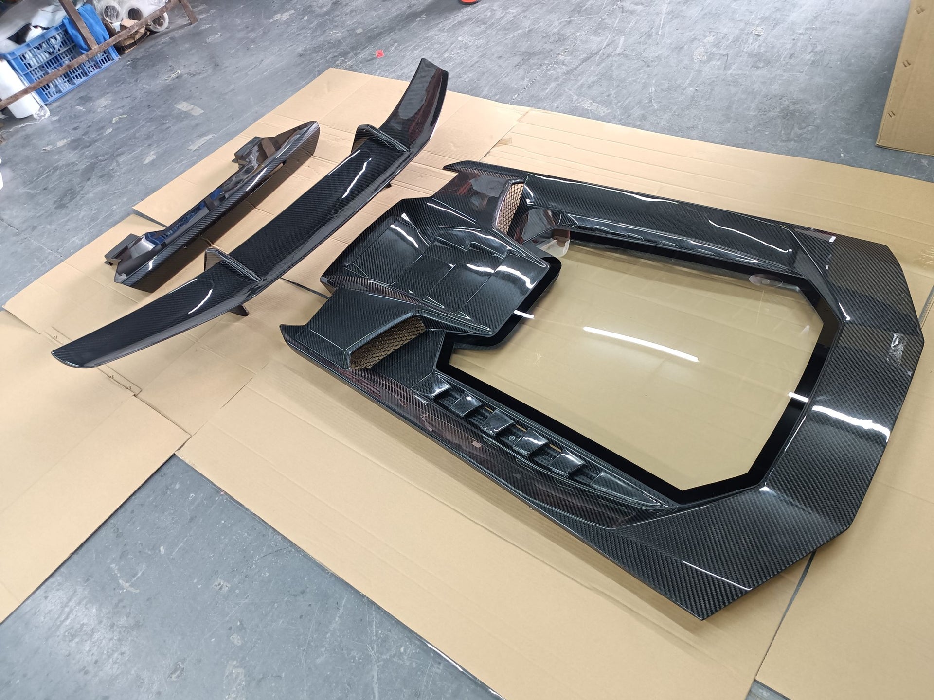 Dry Carbon Body Kit For Lamborghini Huracan LP580 - 610 EVO 2014+  Set include: Hood Duck Tail Spoiler Material: Dry Carbon  NOTE:    Professional installation is required during installation