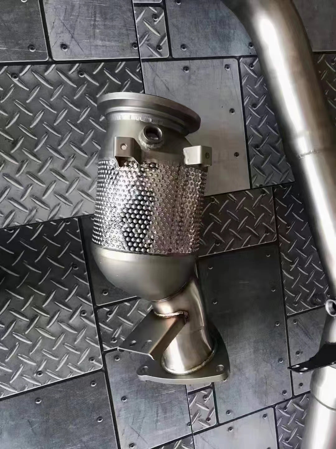  Exhaust System For Land Rover Defender 3.0 L663 110  Valved exhaust, meaning that has remote, controlled valves - allowing a switch between an aggressive loud sports sound and a sound that is closer to the OEM sound  Set include:  Front pipe Mufflers with valve Exhaust tips Factory exhaust tips must be reused  Material: Stainless steel 304 ( for an extra cost we can make titanium )  Optional: We can offer downpipe and catless downpipe 