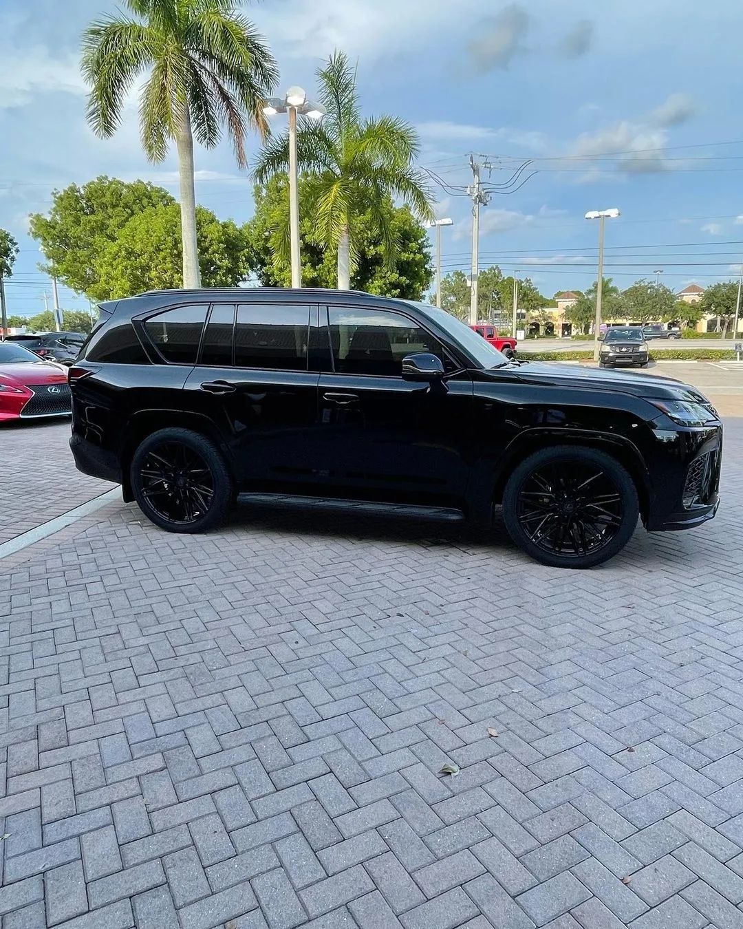 We manufacture premium quality forged wheels rims for LEXUS LX600 in any design, size, color.  Wheels size: 22 x 9.5 ET 45   PCD: 6 X 139.7   CB: 95.1  Forged wheels can be produced in any wheel specs by your inquiries and we can provide our specs