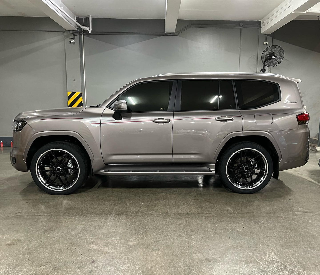 We manufacture premium quality forged wheels rims for   TOYOTA LAND CRUISER 300 LC 300 in any design, size, color.  Wheels size: 22 x 9.5  PCD: 6 X 139.7  CB: 95.1  Forged wheels can be produced in any wheel specs by your inquiries and we can provide our specs