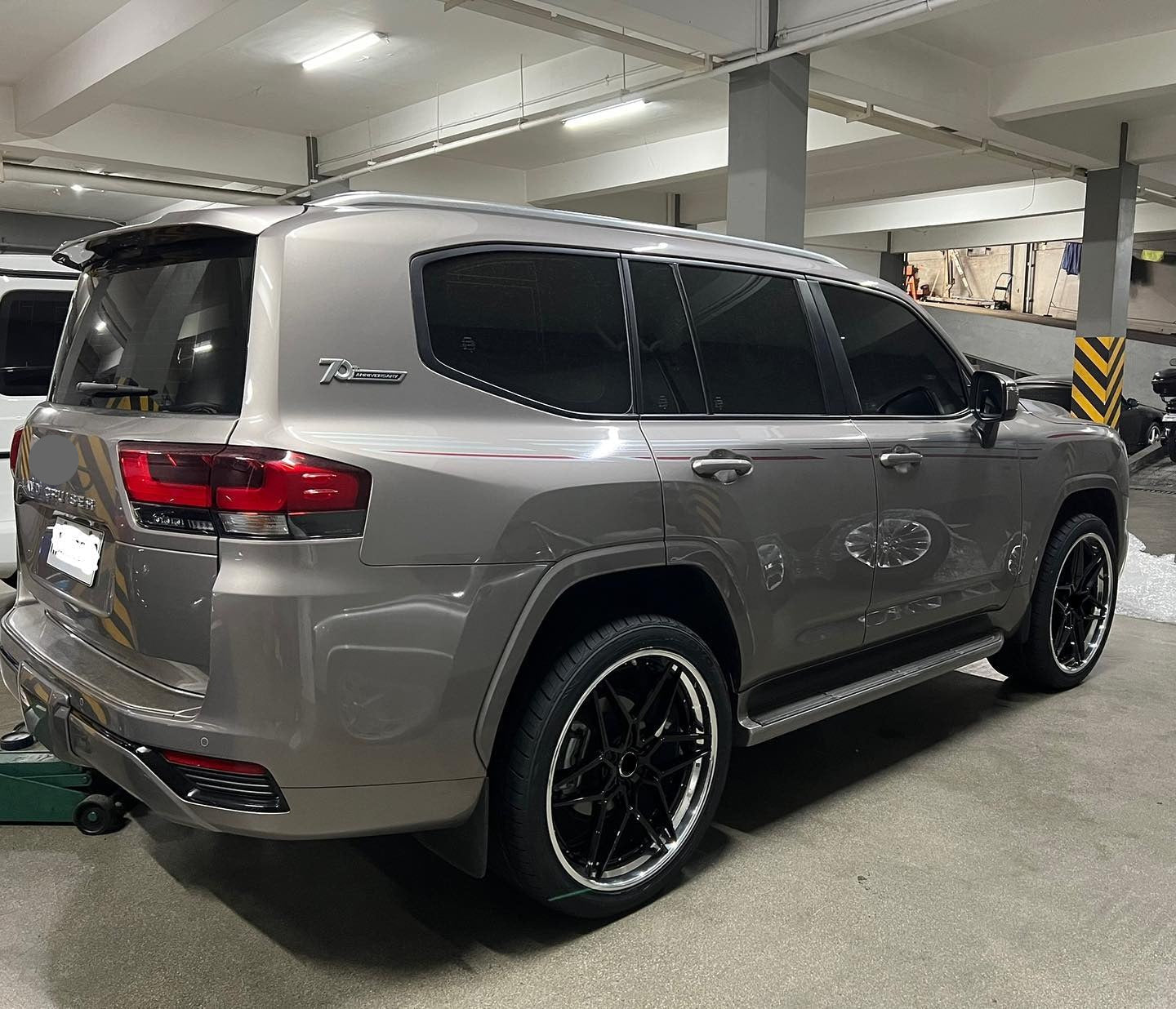 We manufacture premium quality forged wheels rims for   TOYOTA LAND CRUISER 300 LC 300 in any design, size, color.  Wheels size: 22 x 9.5  PCD: 6 X 139.7  CB: 95.1  Forged wheels can be produced in any wheel specs by your inquiries and we can provide our specs