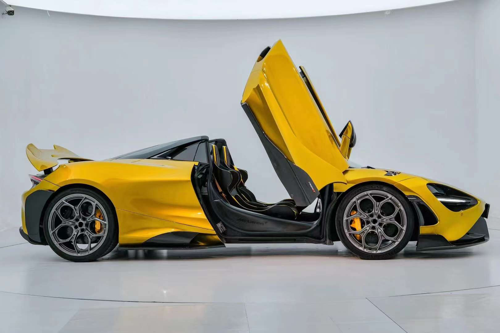 Conversion carbon body kit for McLaren 720S upgrade to 765LT