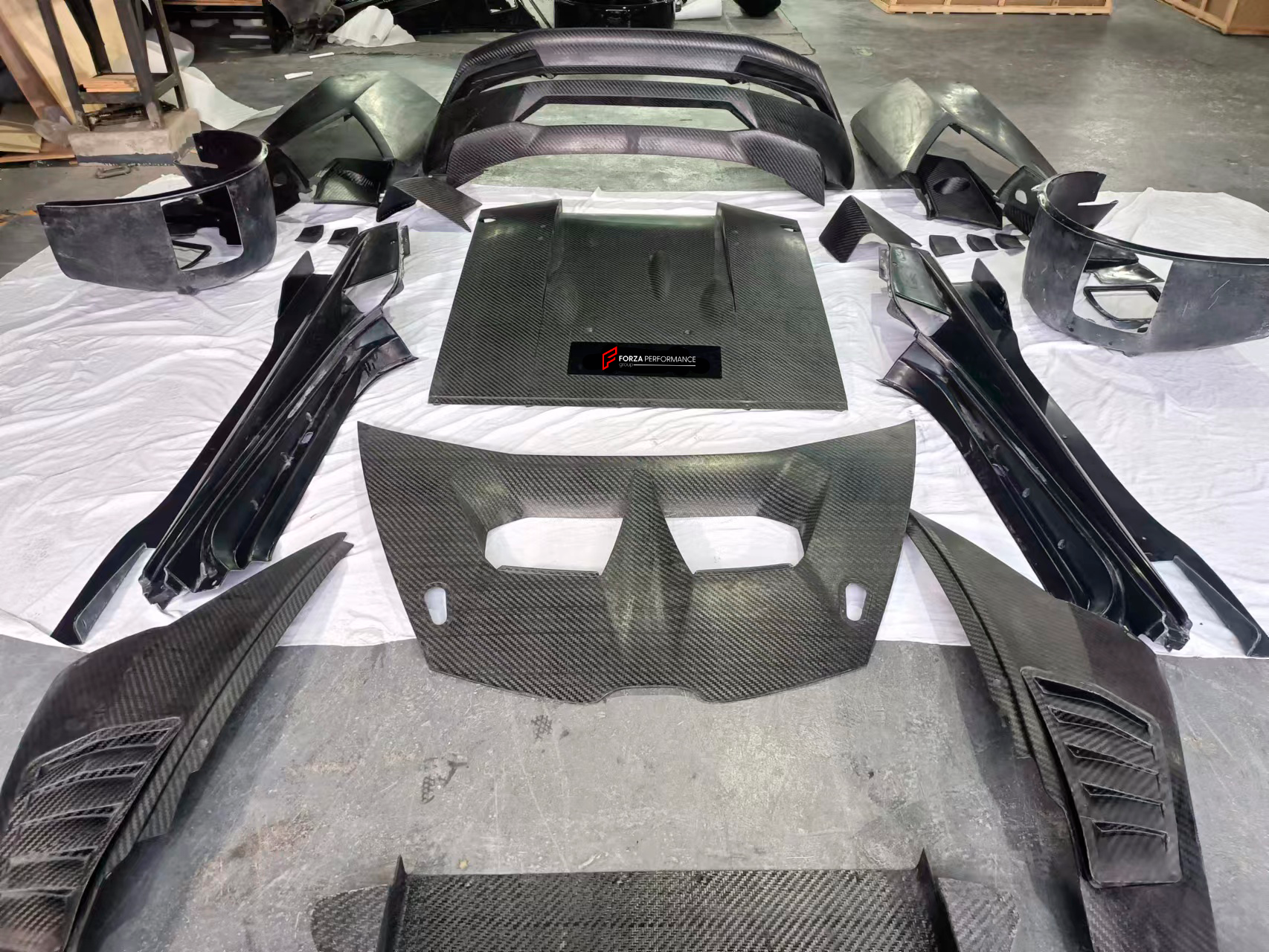 Carbon replacement BODY KIT for Lamborghini Huracan LP 620-2 2013 - 2016 Set include: Front bumper Front lip Front hood Side skirts Rear bumper Rear diffuser Rear Spoiler Material: DRY CARBON FIBER