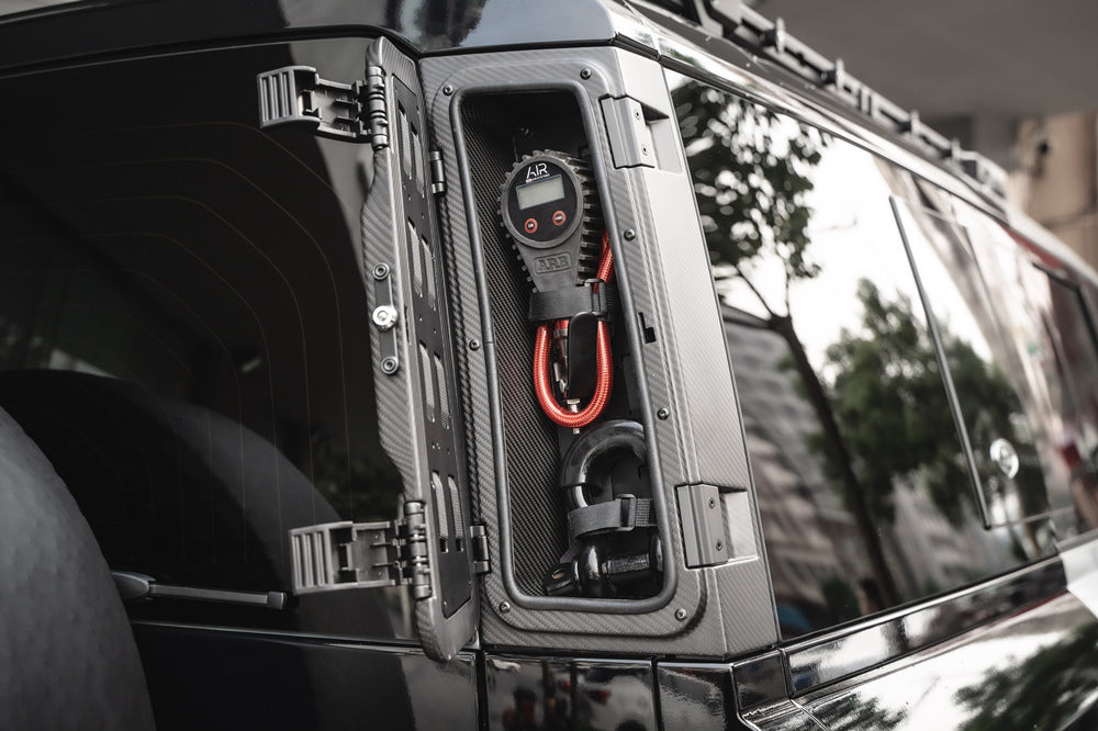 PLUMB Side Equipment Box For Land Rover Defender L663 2020+  Set include:   Equipment Box Material: Aluminum Alloy + Carbon Fiber