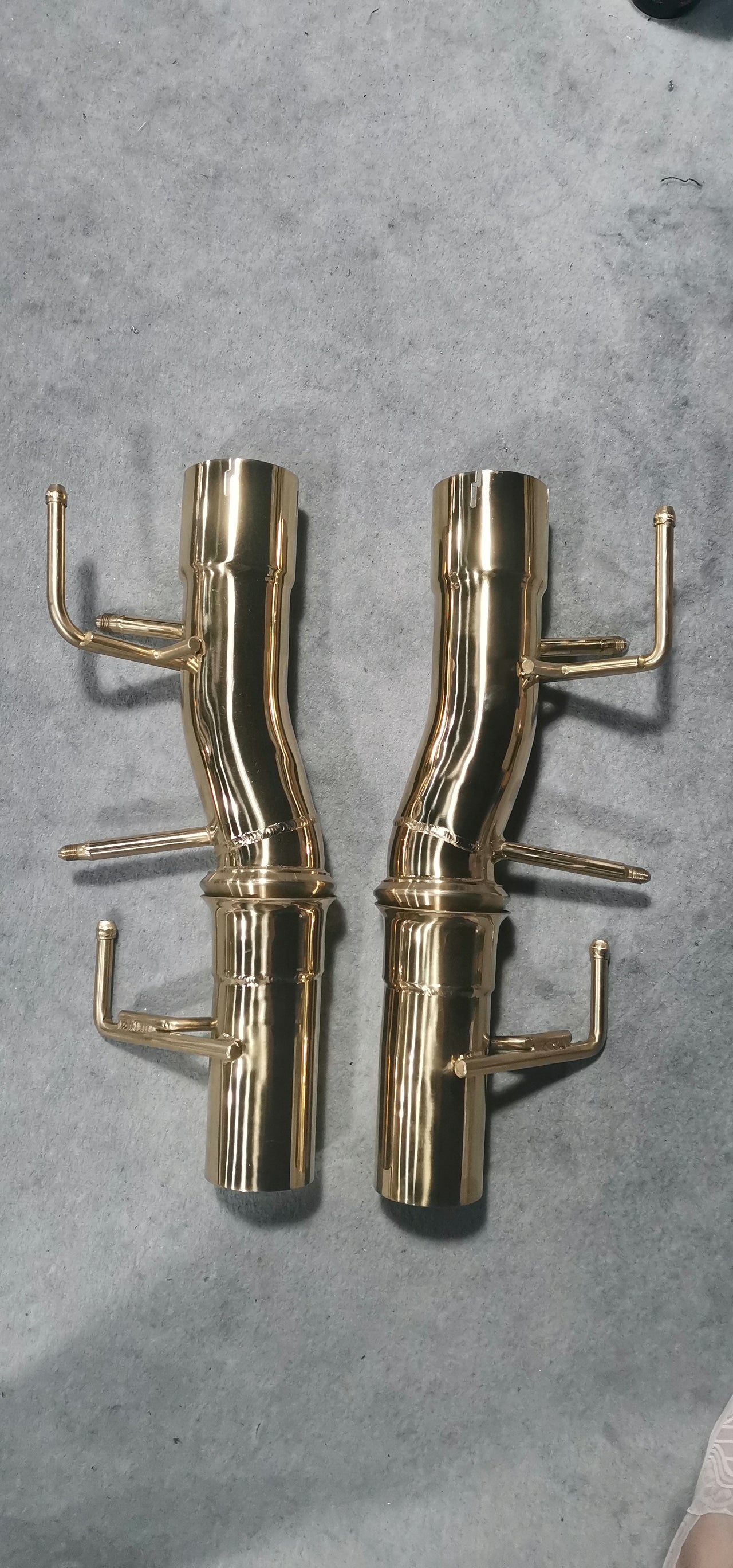 Aggressive Sporty Sound Valved Exhaust System with Mufflers for Ferrari SF90 Stradale 2019 - 2023 (4.0)  Set include:  Mufflers - Catback Valves Downpipes Material: Stainless steel ( for an extra cost we can make titanium )  Optional: We can offer downpipe and catless downpipe   Production time: 20-25 days